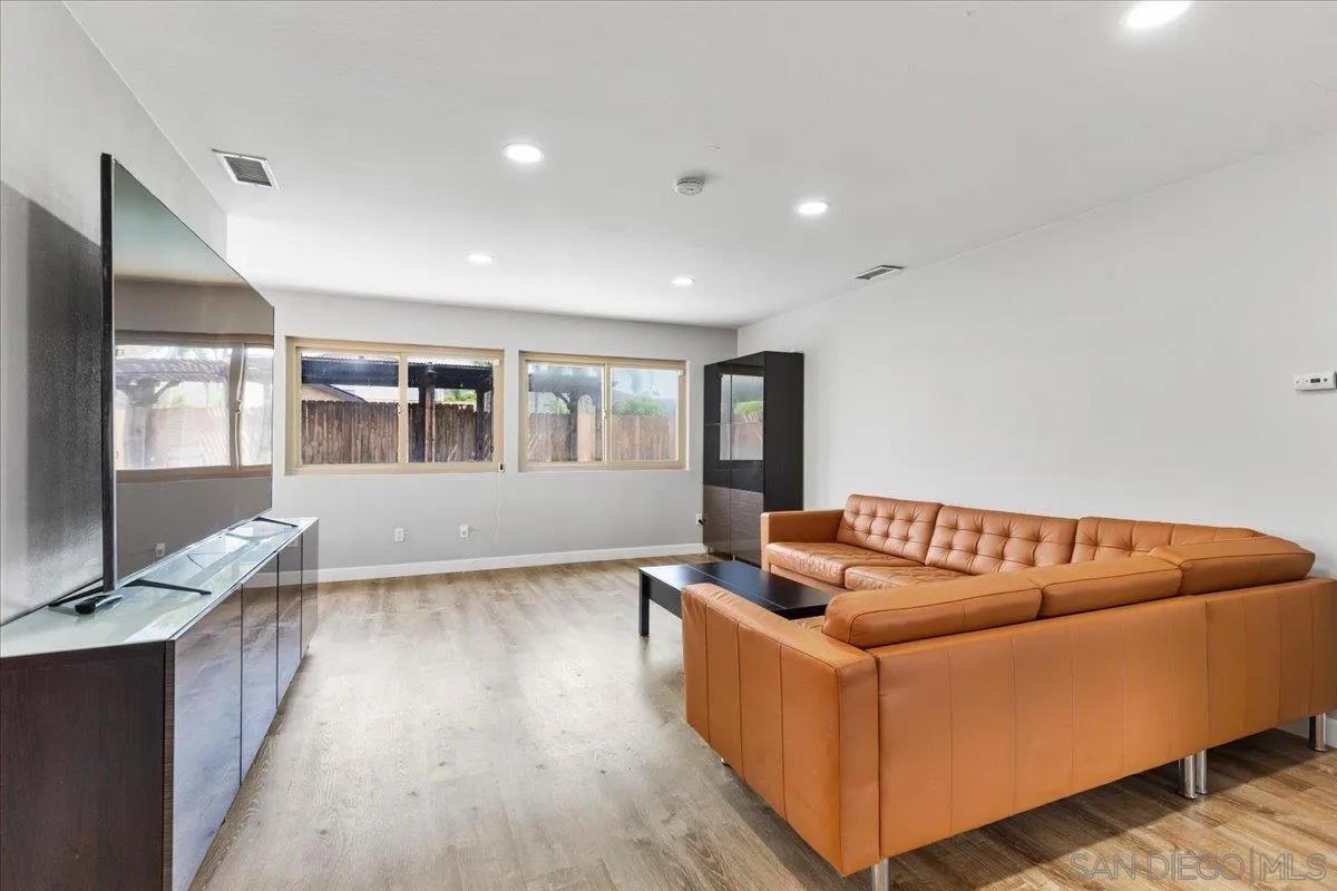 https://cdn.realtyfeed.com/cdn/127/260007721/61657799037beba60393358e6ae9e9b4.webp