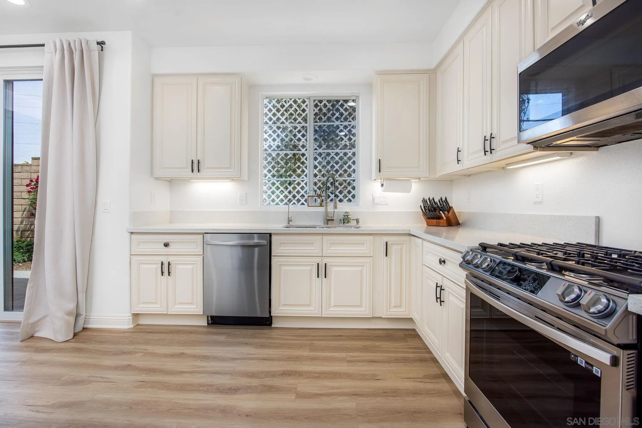https://cdn.realtyfeed.com/cdn/127/260007737/3bb6987609b949433ab2889a827b2043.webp