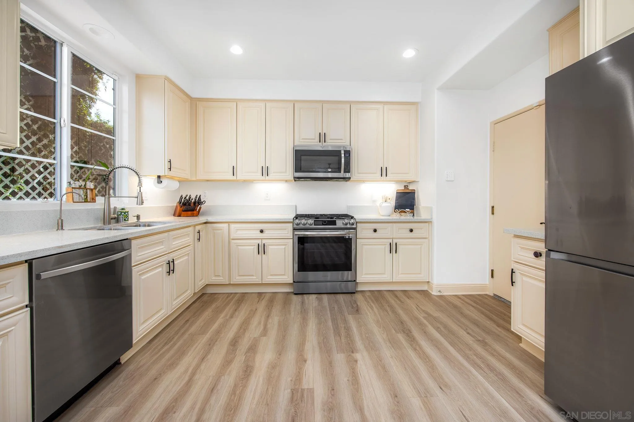 https://cdn.realtyfeed.com/cdn/127/260007737/3c4561b3e4c38726af2de9cf942cab56.webp