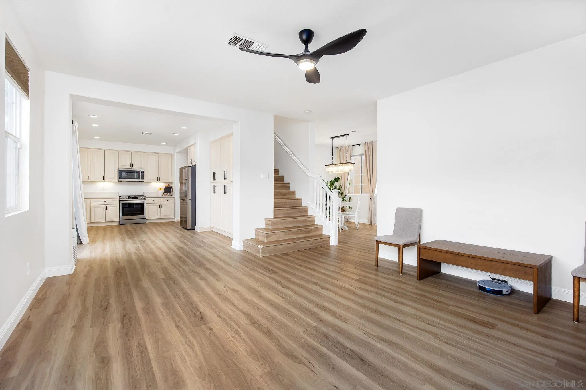 https://cdn.realtyfeed.com/cdn/127/260007737/9bd5bbd1e179403ef81cd8f908b23513.webp