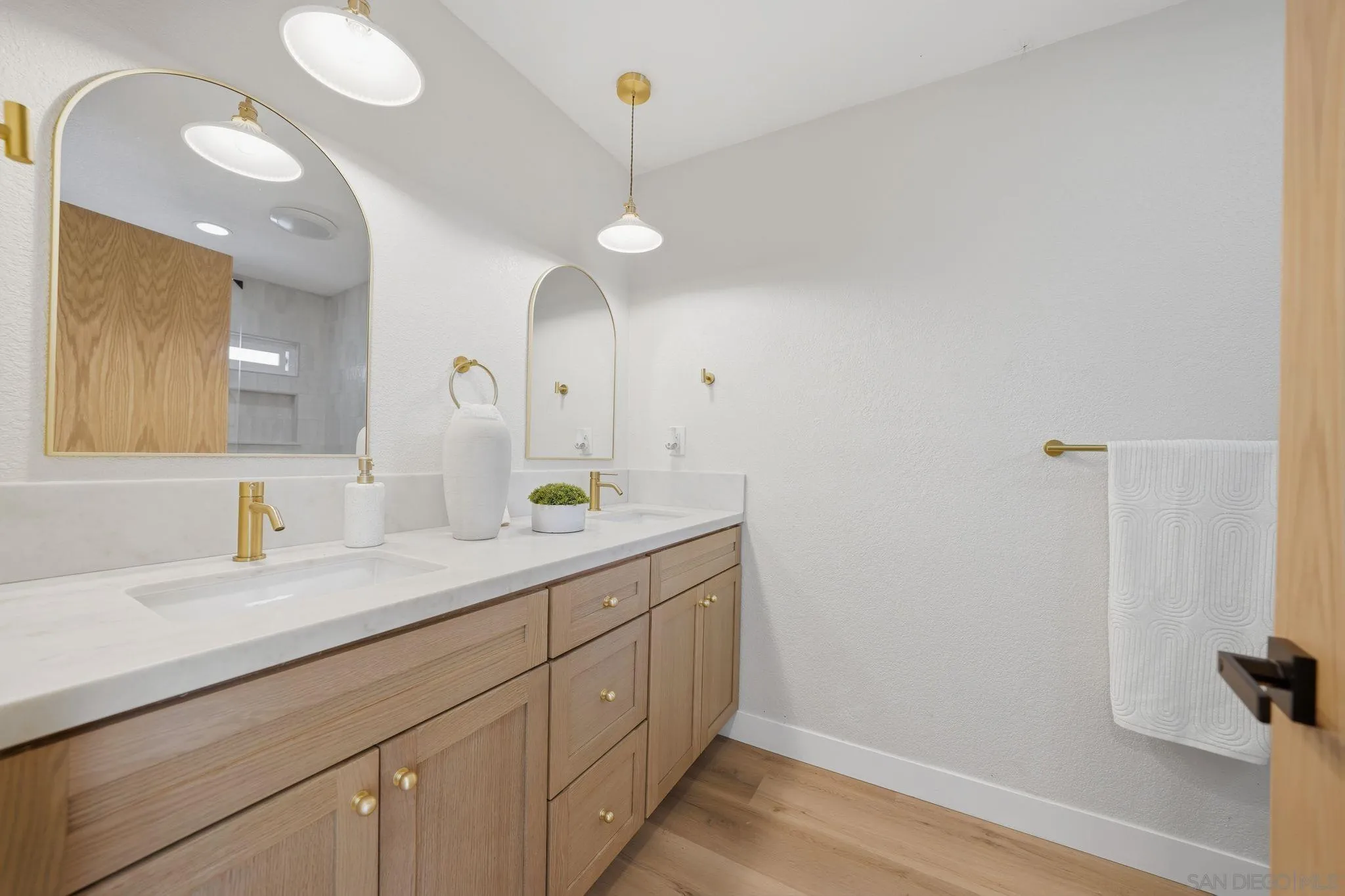 https://cdn.realtyfeed.com/cdn/127/260007747/98b3c5cf6cff05aef220976b6b79d645.webp