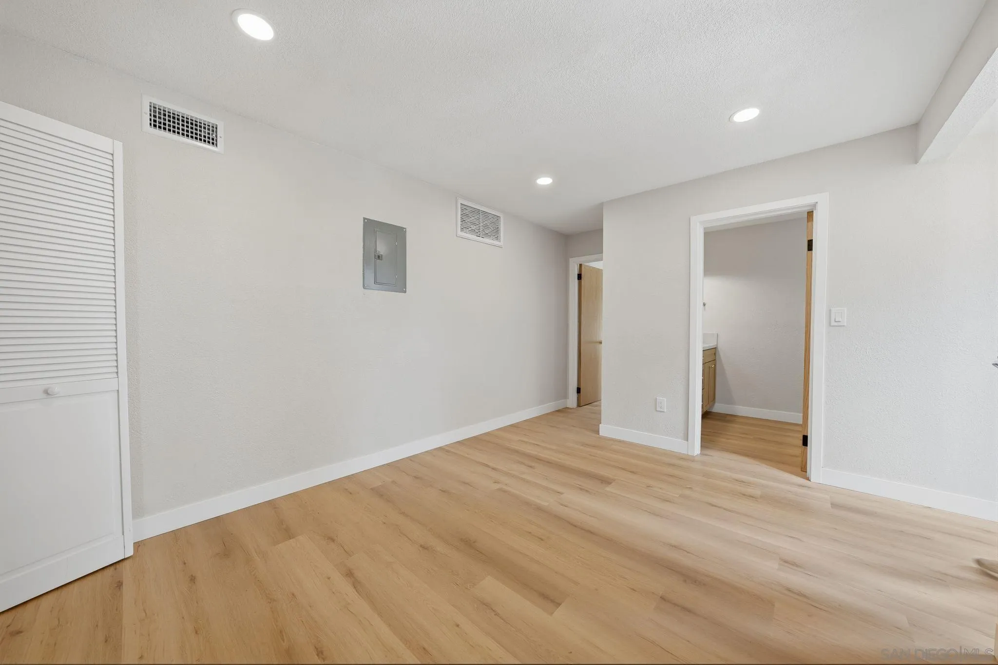 https://cdn.realtyfeed.com/cdn/127/260007747/cb9b2cc1921ab323c32e3d58125778f0.webp