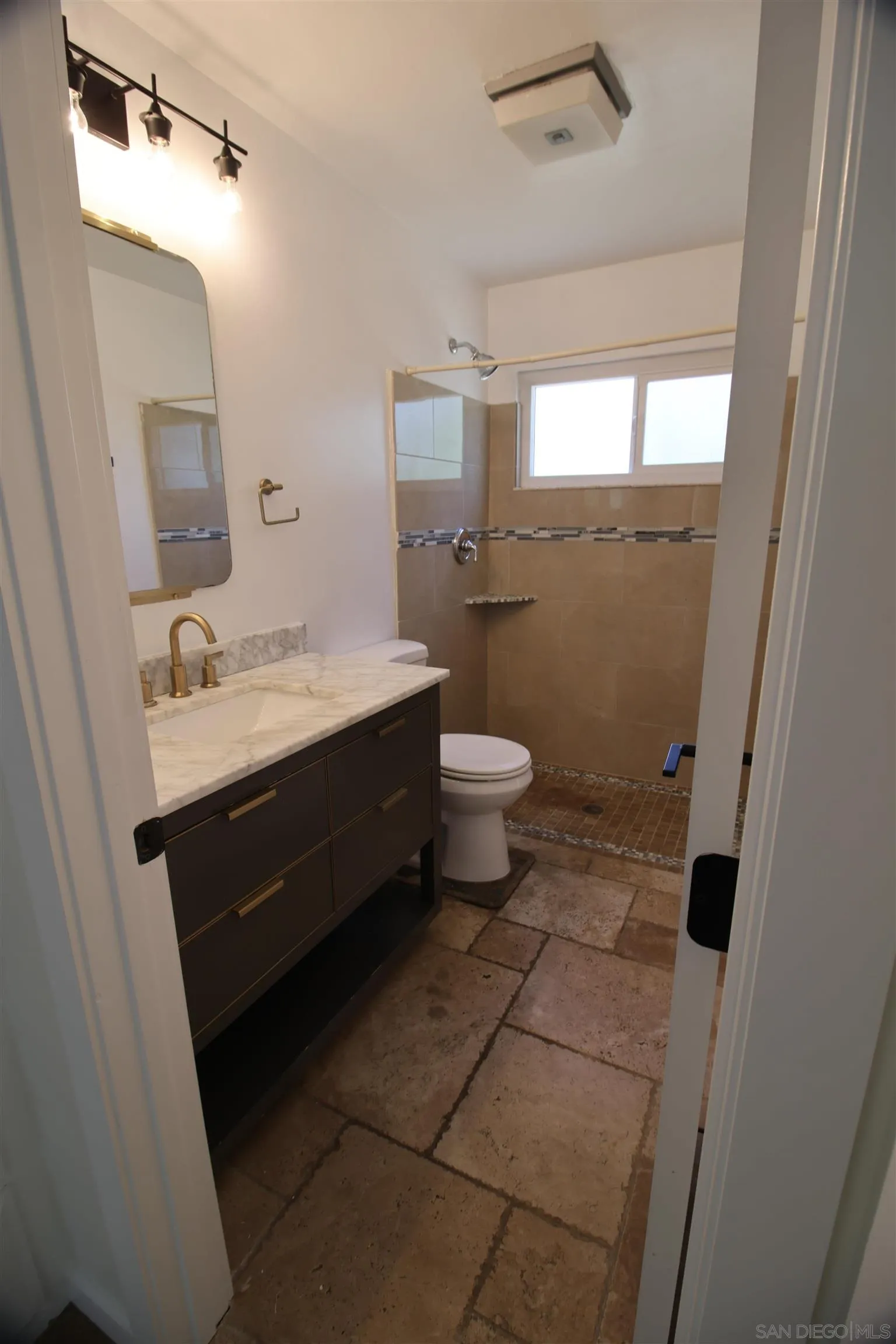 https://cdn.realtyfeed.com/cdn/127/260007749/4115851b2d44c183bca8db7695fe6e24.webp