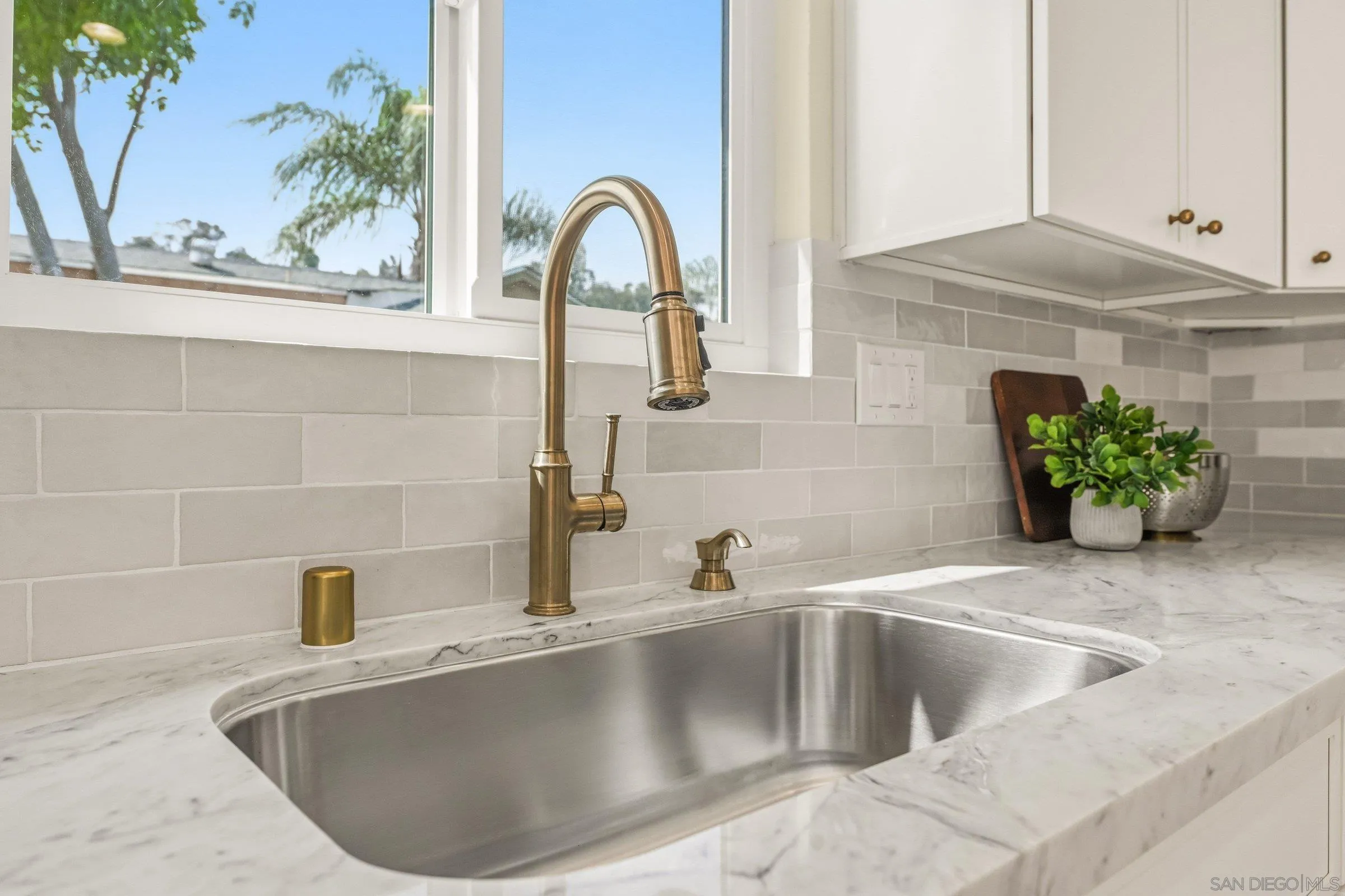 https://cdn.realtyfeed.com/cdn/127/260007766/7a1f7709a14c542235017690520fbc72.webp