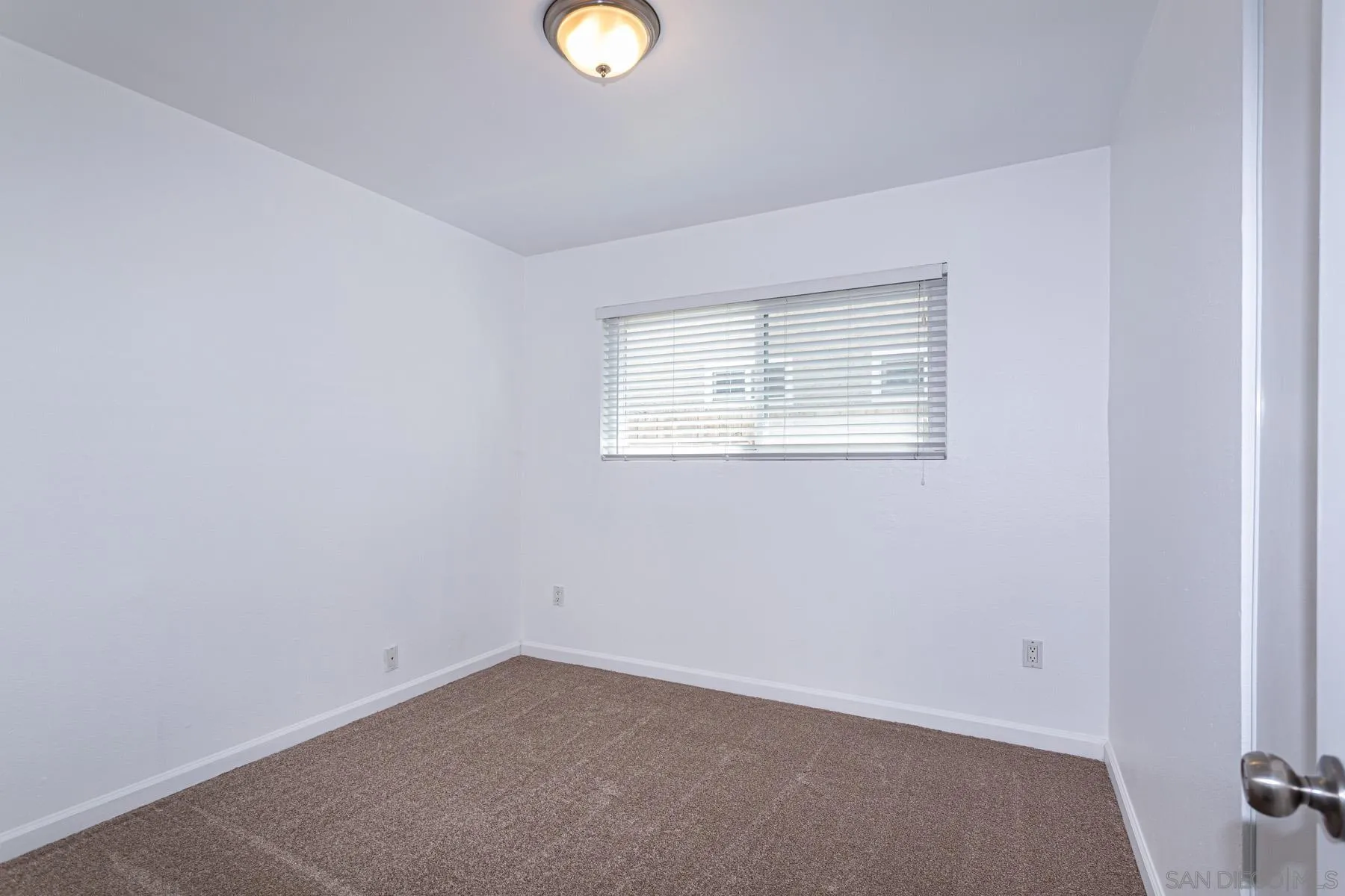 https://cdn.realtyfeed.com/cdn/127/260007790/69011dcfaf73d98848e2f85690c563d8.webp