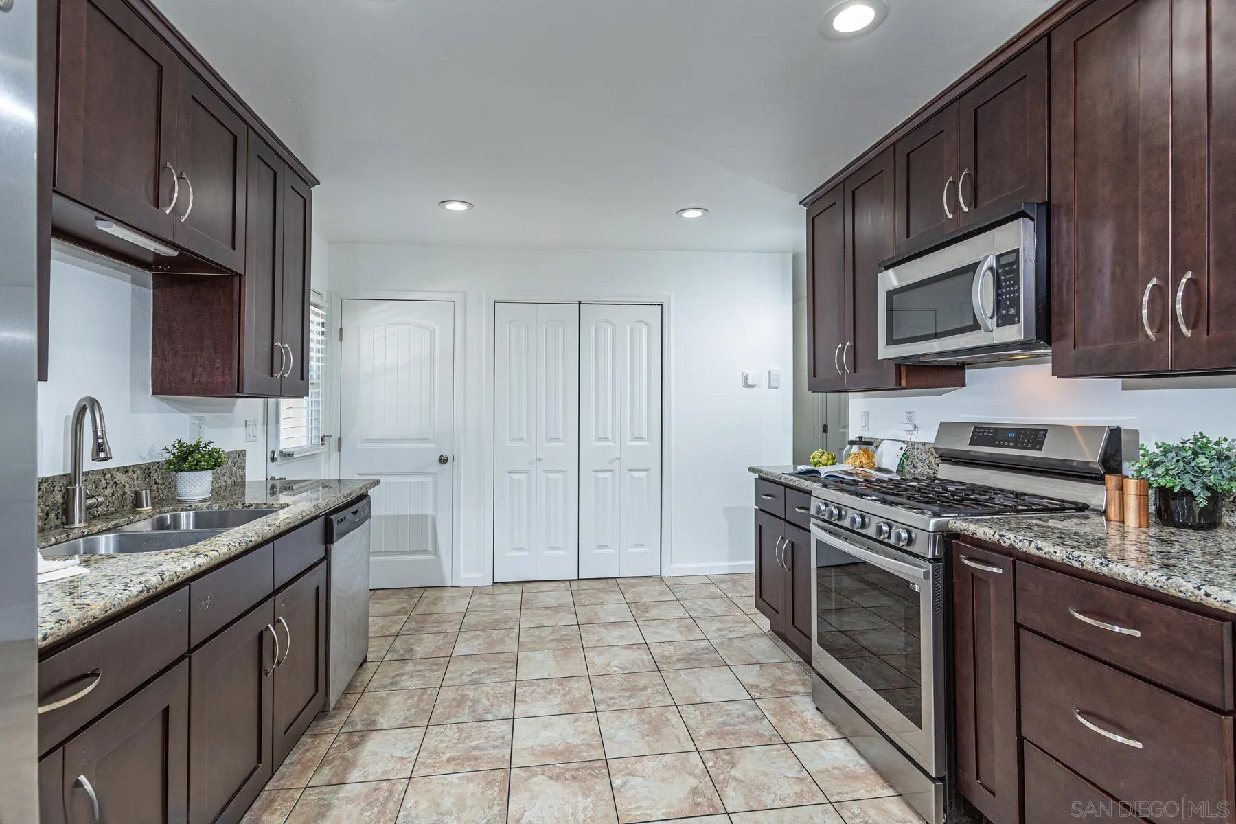 https://cdn.realtyfeed.com/cdn/127/260007790/efb6b926b724ecf6d15758e1d66e7c42.webp