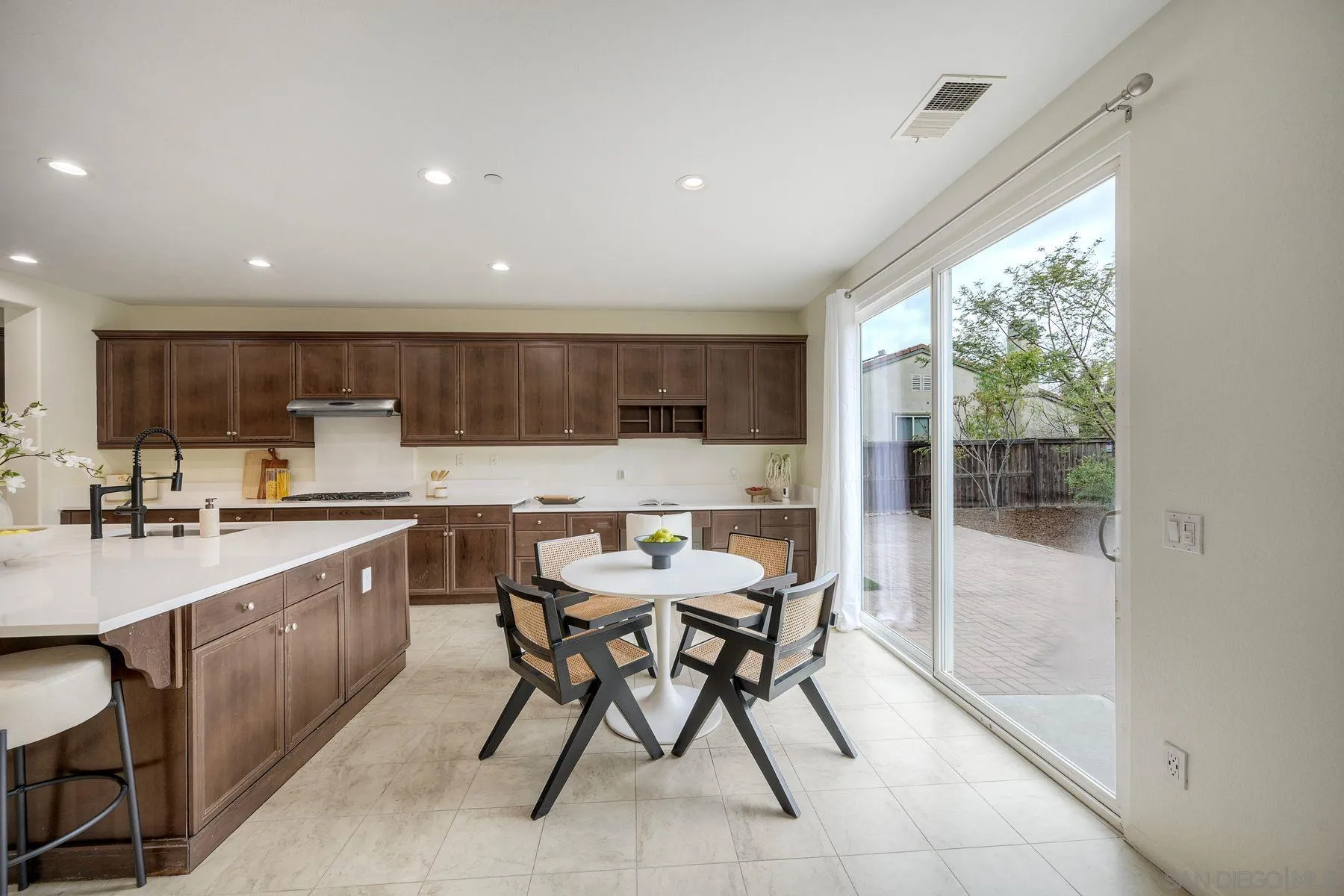 https://cdn.realtyfeed.com/cdn/127/260007830/4d40f6a056369699e58b5e2f50caa088.webp