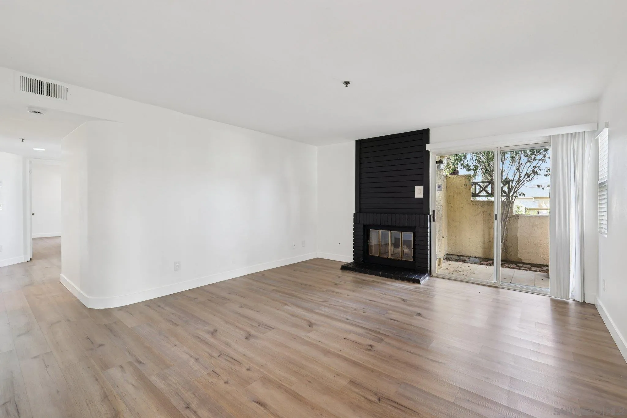 https://cdn.realtyfeed.com/cdn/127/260007849/9cab4cfa765a18cedf7b77a156fcb9bd.webp