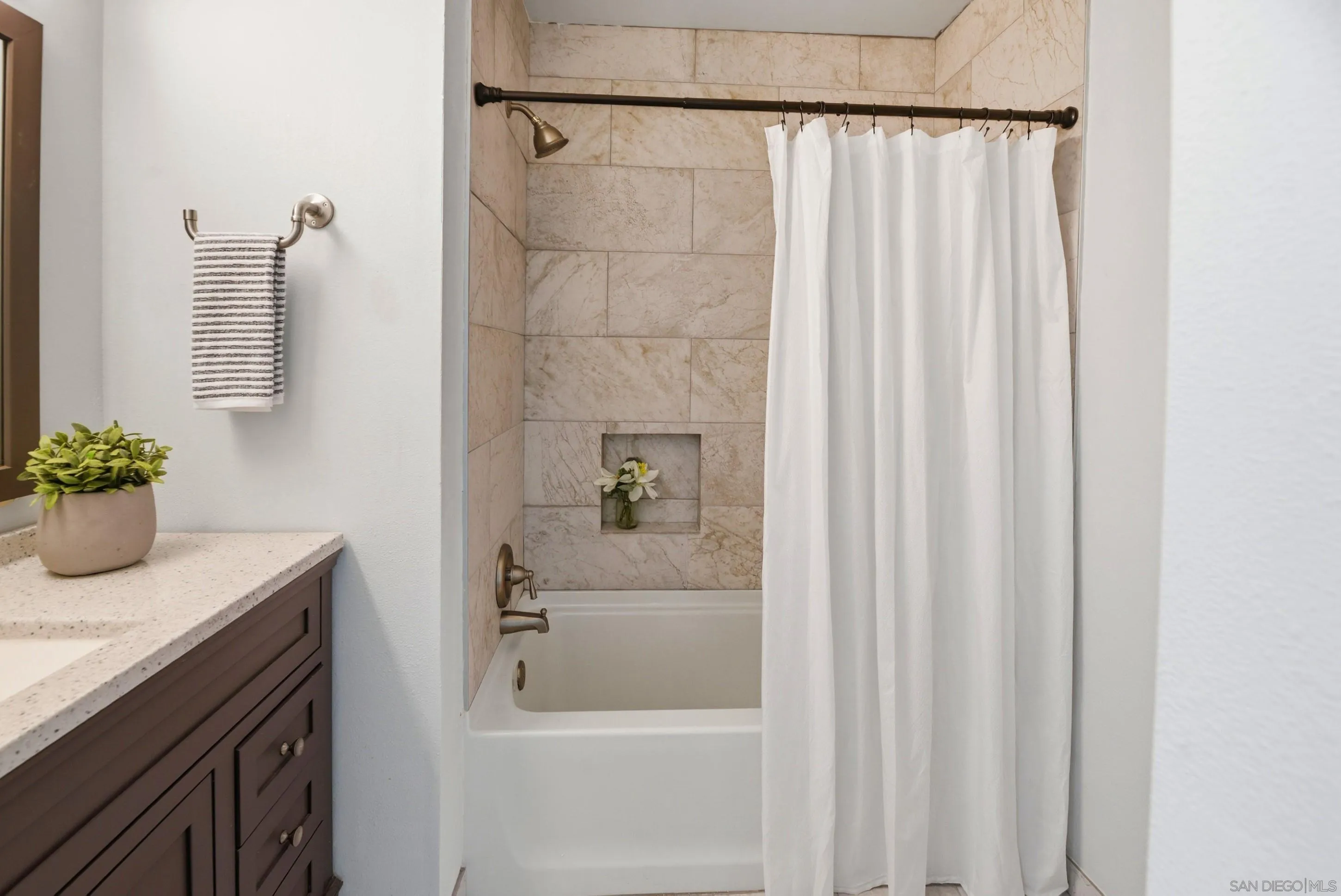 https://cdn.realtyfeed.com/cdn/127/260007870/7496dae1006f95fa54eef725d1cb0d97.webp