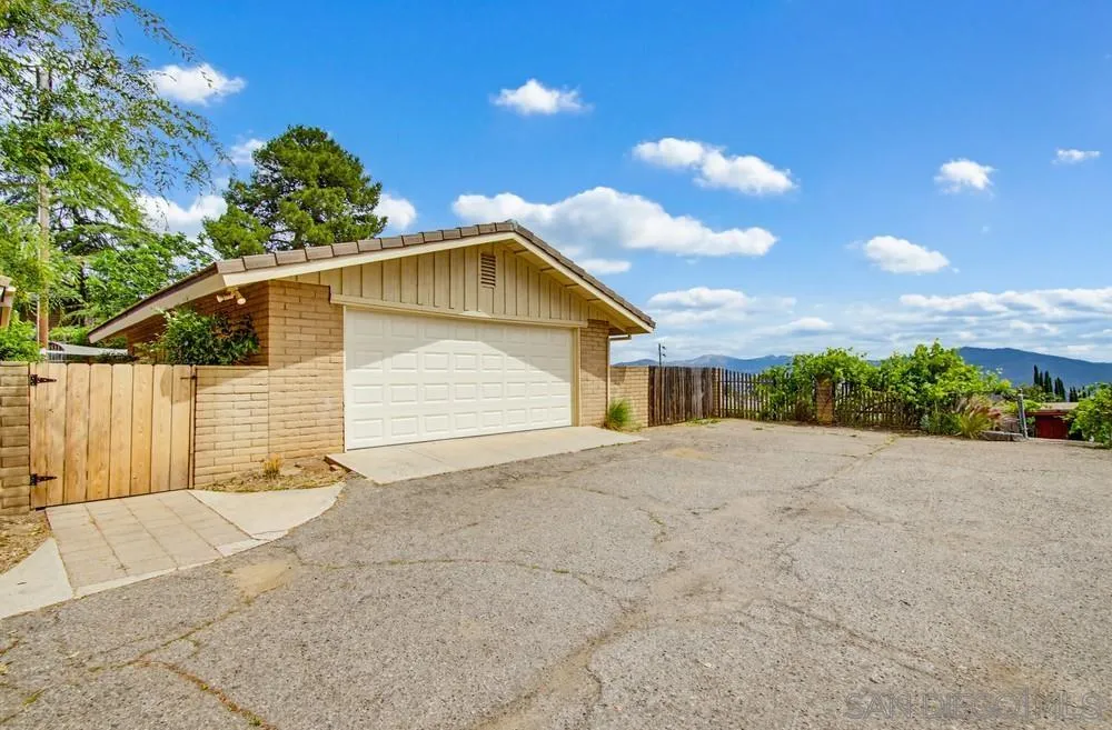 https://cdn.realtyfeed.com/cdn/127/260007873/3a88c6c8b3030dea76fc634316312ad4.webp
