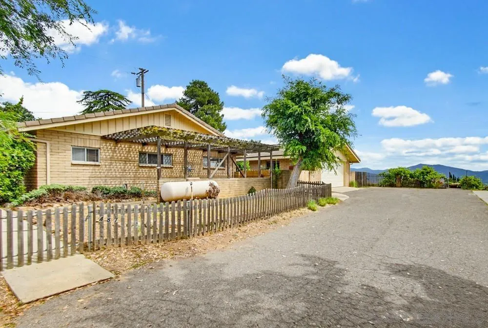 https://cdn.realtyfeed.com/cdn/127/260007873/973a7f27bb18c437ebc63dd88a33cc30.webp