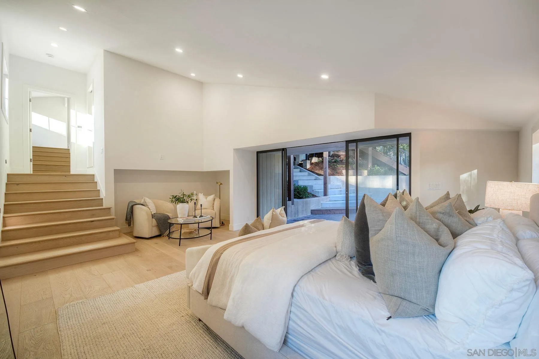 https://cdn.realtyfeed.com/cdn/127/260007875/6d4ed694aae528f24f226d39186ea22d.webp