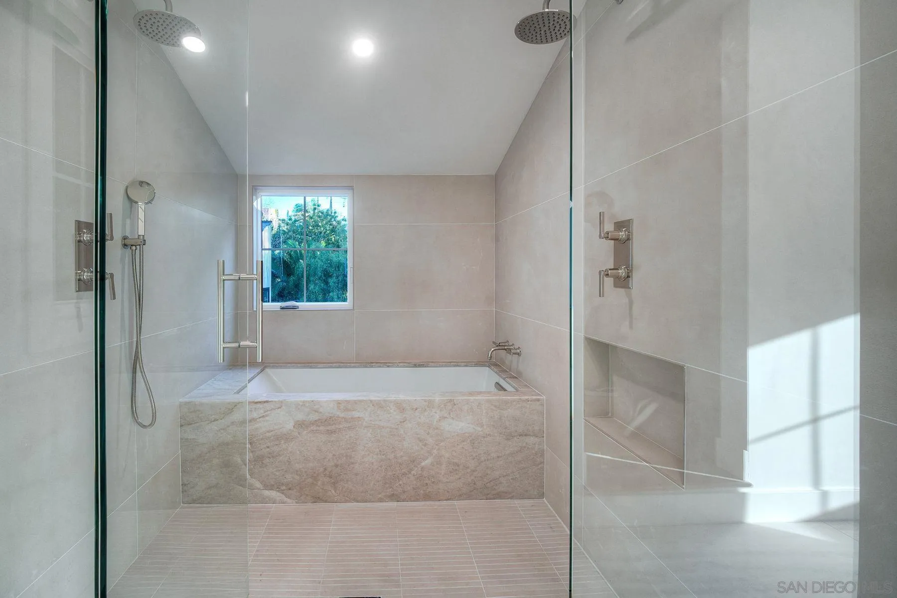 https://cdn.realtyfeed.com/cdn/127/260007875/6dd92d1210a031f4d77d8074e57a3d99.webp