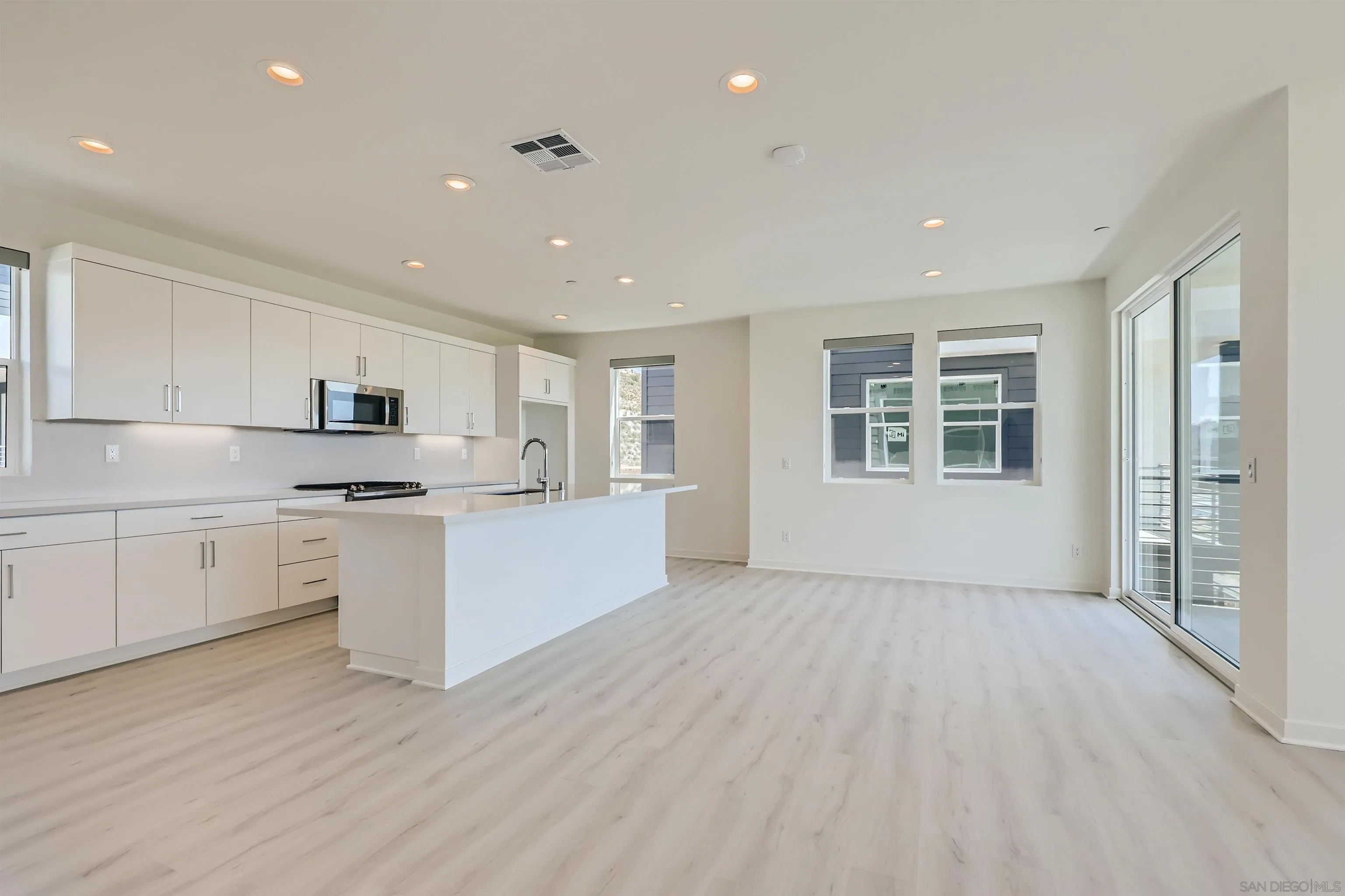 Photo #4: 260007899 Listing: Photo #4