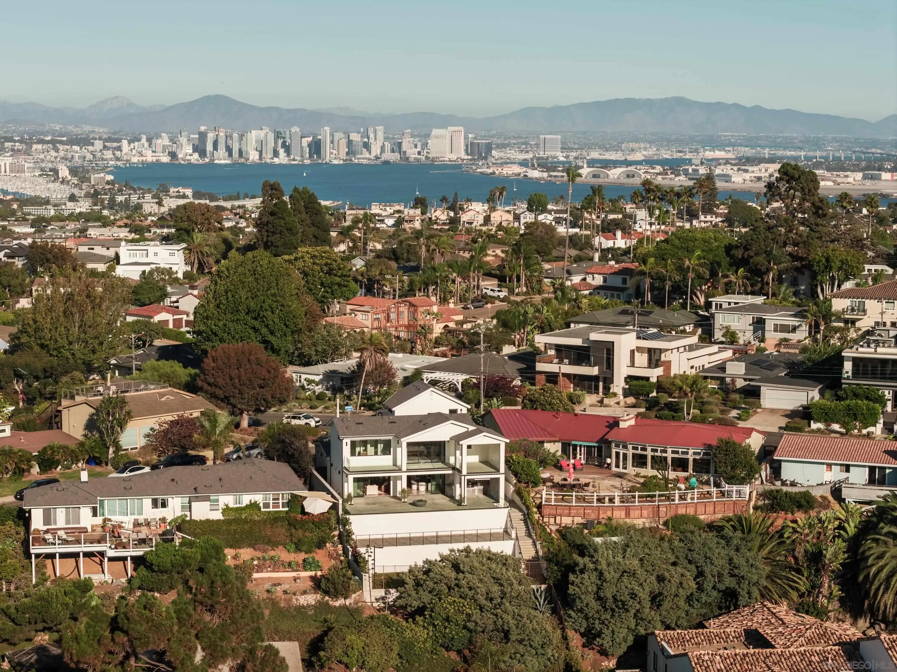 https://cdn.realtyfeed.com/cdn/127/260007902/d2c7c123e7c5c34adb272d90b7552bf7.webp