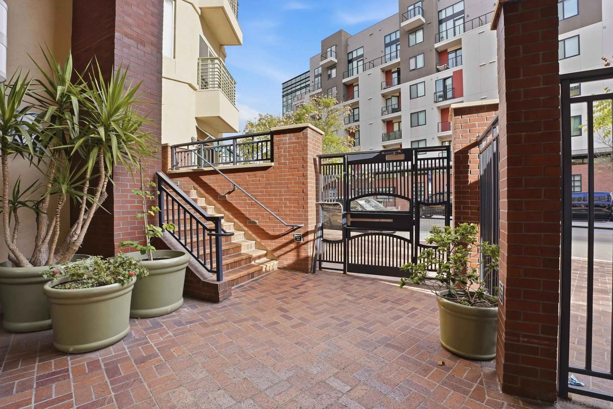 https://cdn.realtyfeed.com/cdn/127/260007909/50858bb6095d9e6e8cb383f4a3a0f427.webp