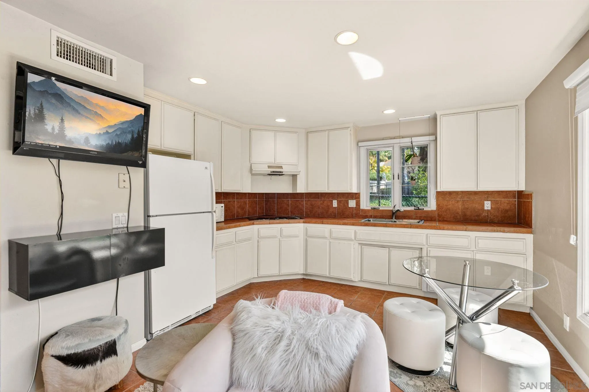 https://cdn.realtyfeed.com/cdn/127/260007940/588d2051b0988330bab8251ed8f94b00.webp