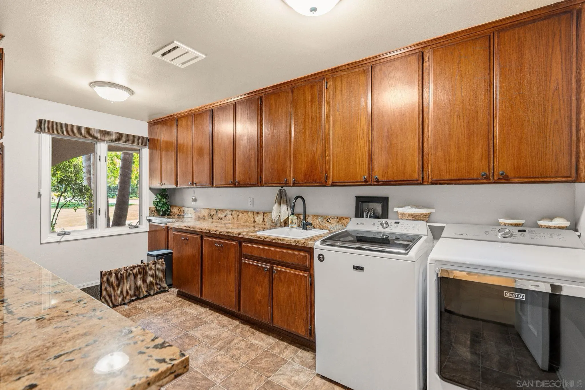 https://cdn.realtyfeed.com/cdn/127/260007940/b30f1b206437676f03ab6cb9b1489488.webp