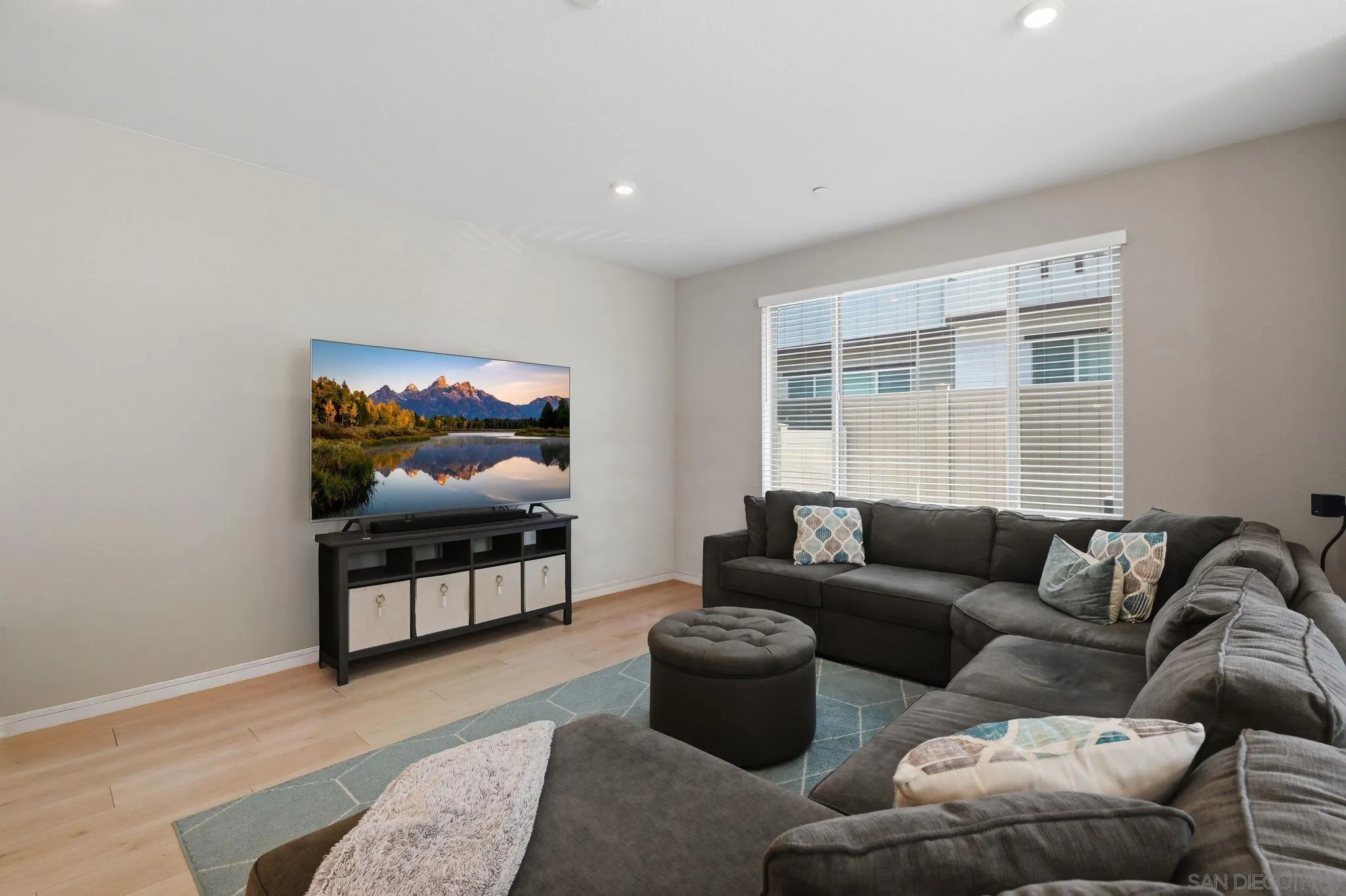https://cdn.realtyfeed.com/cdn/127/260007942/0f735bed46a5c0a000d55c1a448347f6.webp