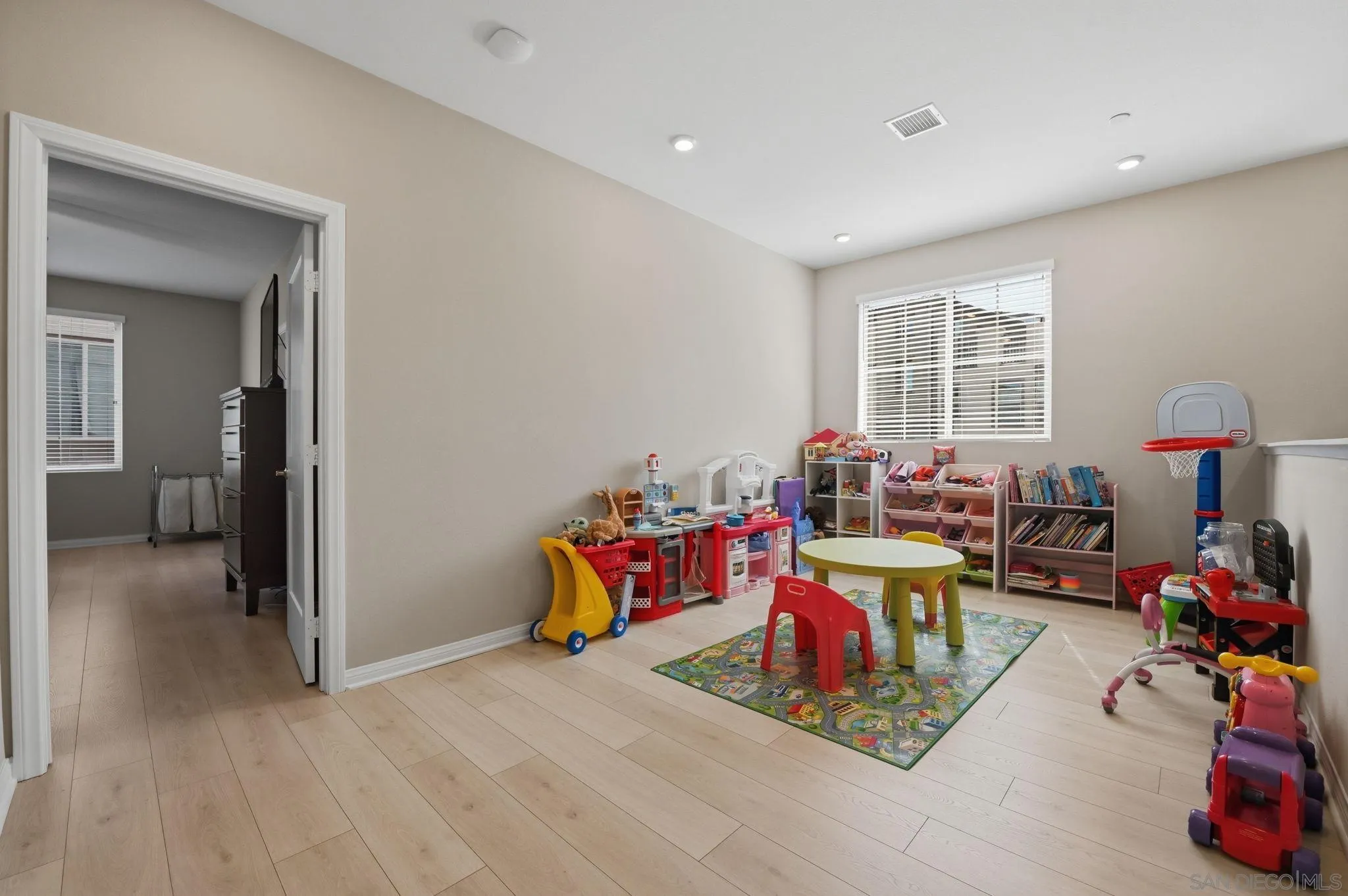 https://cdn.realtyfeed.com/cdn/127/260007942/f46e164e05c3434d693cd30bf9fb7051.webp