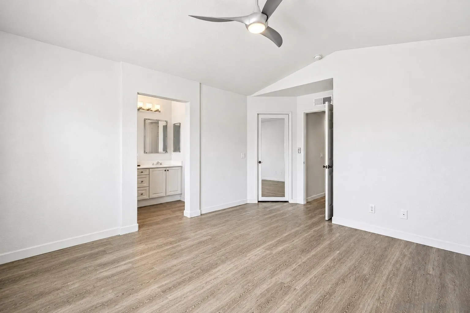 https://cdn.realtyfeed.com/cdn/127/260007952/92ad5799152f4ad7dade561d031bd161.webp