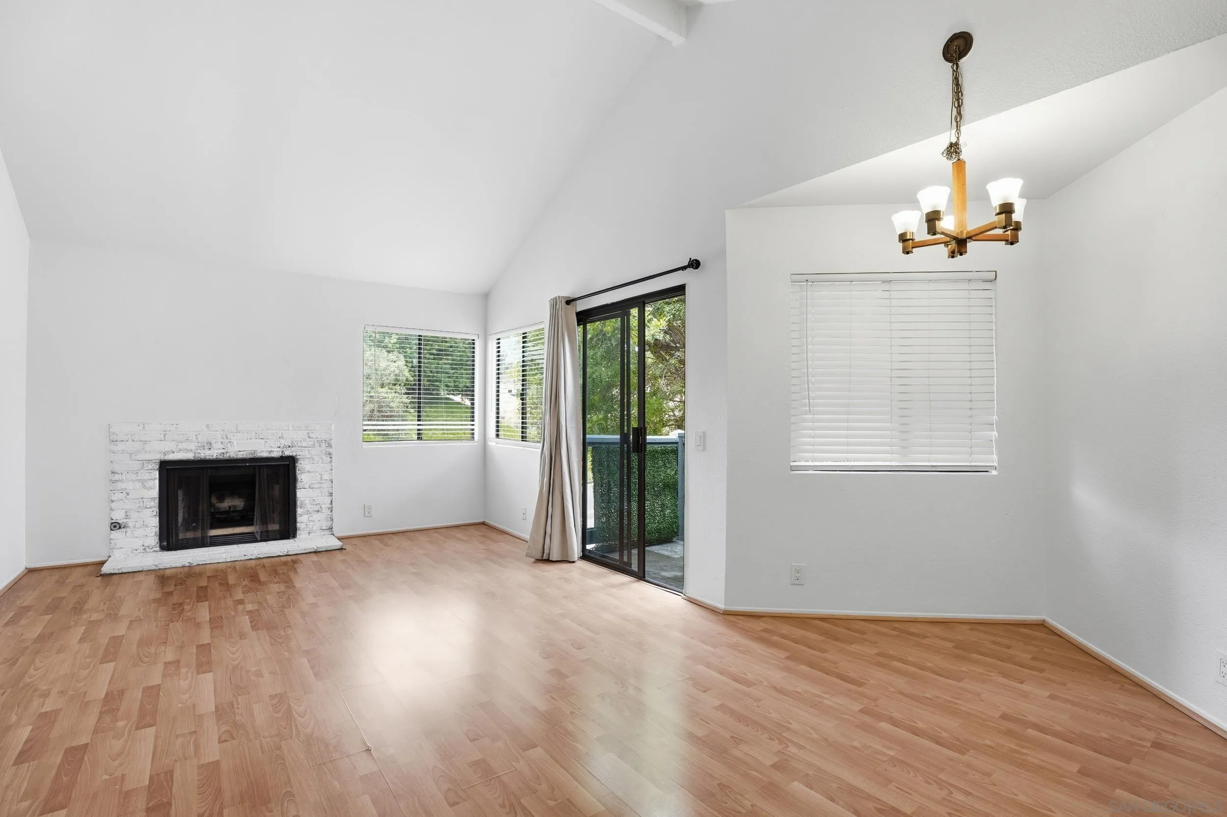https://cdn.realtyfeed.com/cdn/127/260007975/54686411466dcea1083e2ffed348fad5.webp