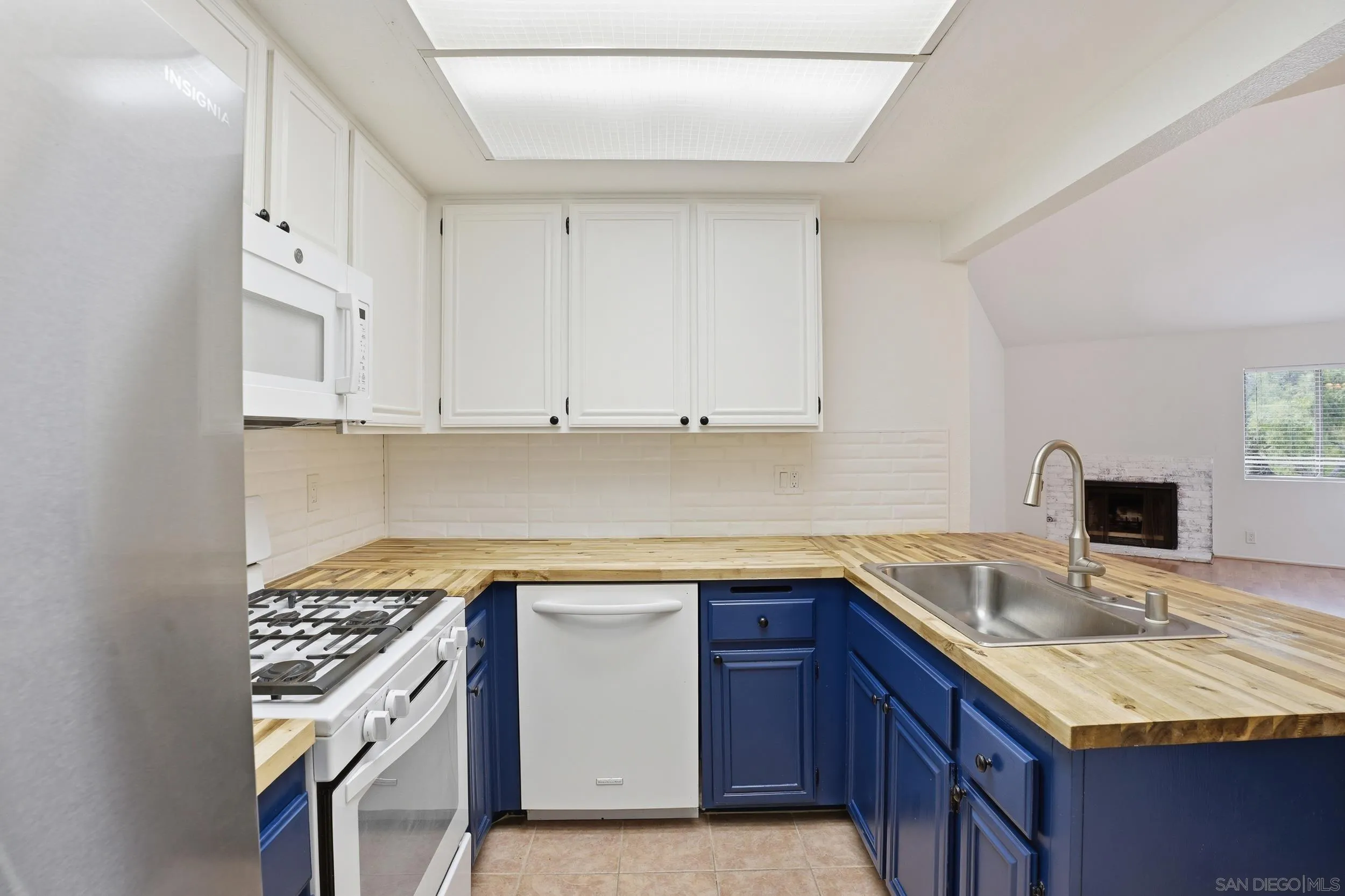 https://cdn.realtyfeed.com/cdn/127/260007975/58b824ec9c215b9896ce4b24a4ae82d6.webp