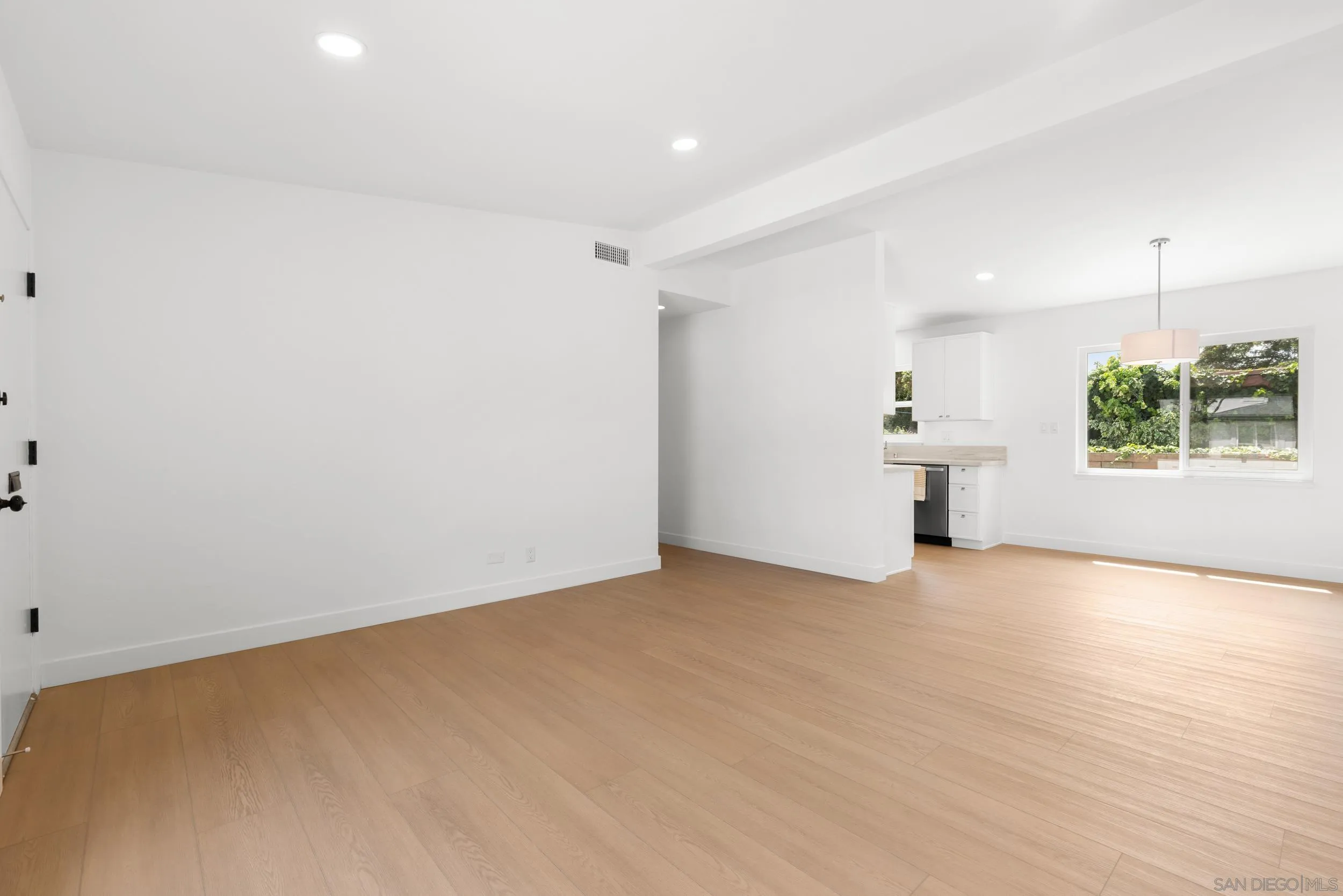 https://cdn.realtyfeed.com/cdn/127/260007983/77d21a045bd7ef123dfb5c8464126571.webp