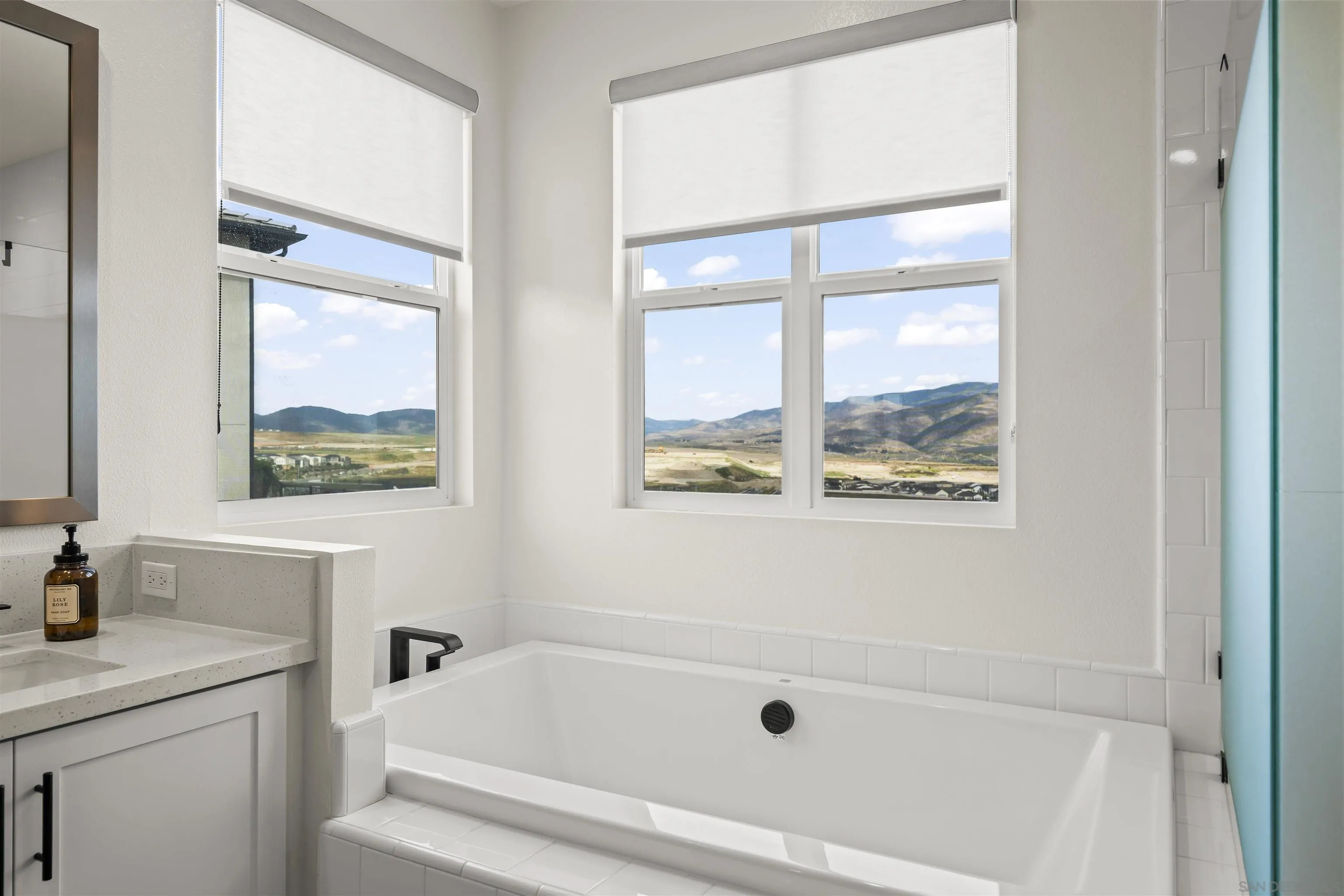 https://cdn.realtyfeed.com/cdn/127/260007985/00d9abf94844b10c2be9ab1daa429d58.webp