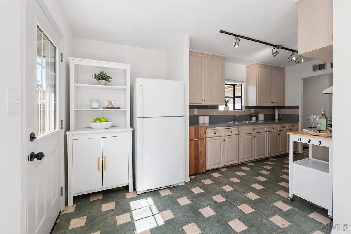 https://cdn.realtyfeed.com/cdn/127/260007991/ea50479c3004d50107c7d31c11240b58.webp