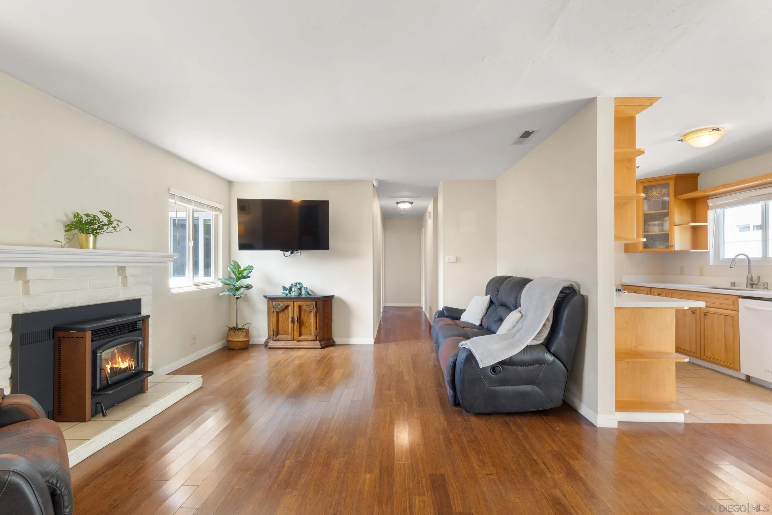 https://cdn.realtyfeed.com/cdn/127/260008004/2e53e2e0a9a94b5610ac72df751e326d.webp