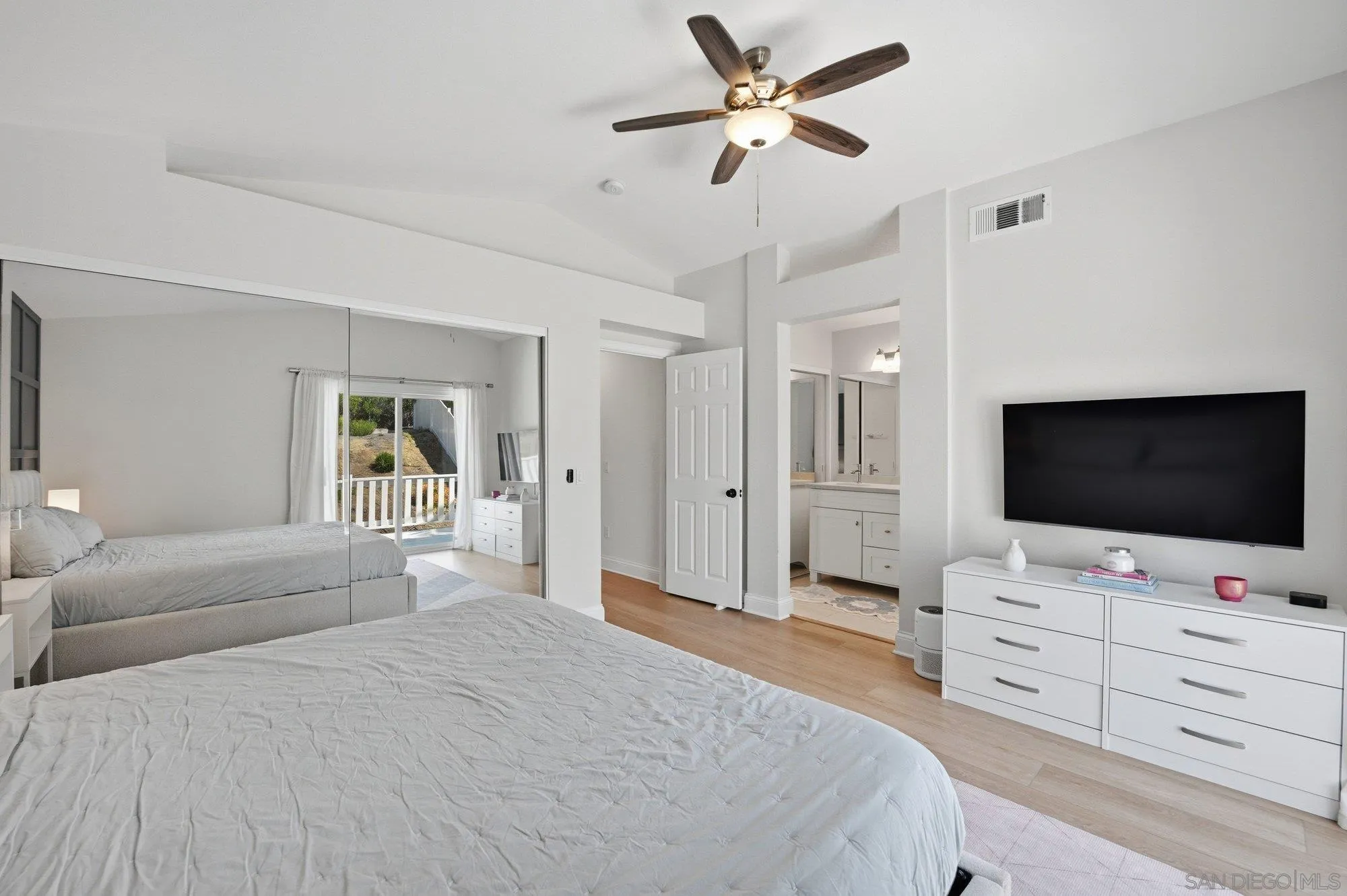 https://cdn.realtyfeed.com/cdn/127/260008005/d46983a320df15a707249f76a894c4a5.webp