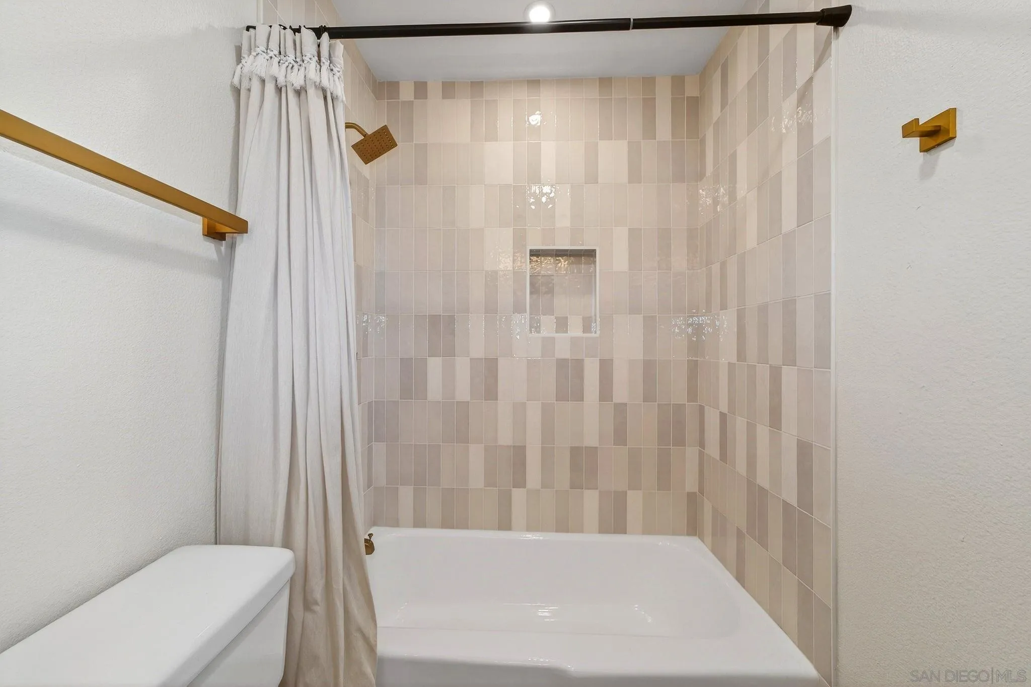 Photo #23: 260008012 Listing: Photo #23