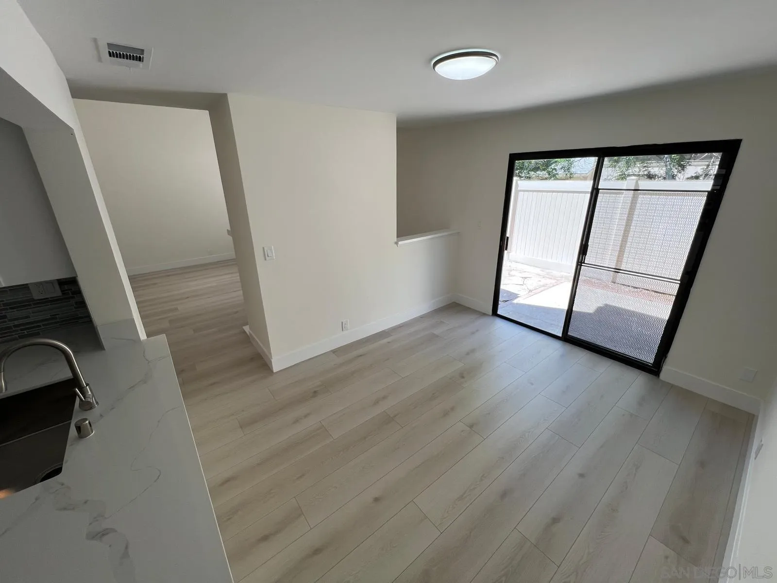 https://cdn.realtyfeed.com/cdn/127/260008015/5ff8caf019018e2471d6620fb91161bb.webp