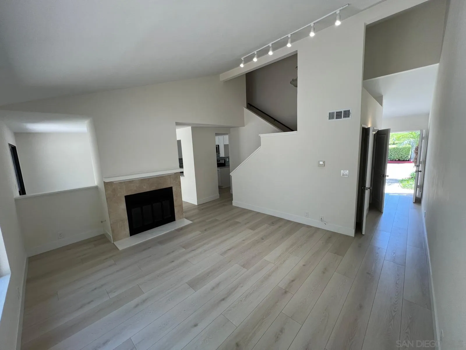 https://cdn.realtyfeed.com/cdn/127/260008015/9edb9de47ea7f0ffc940ab6e626694e5.webp