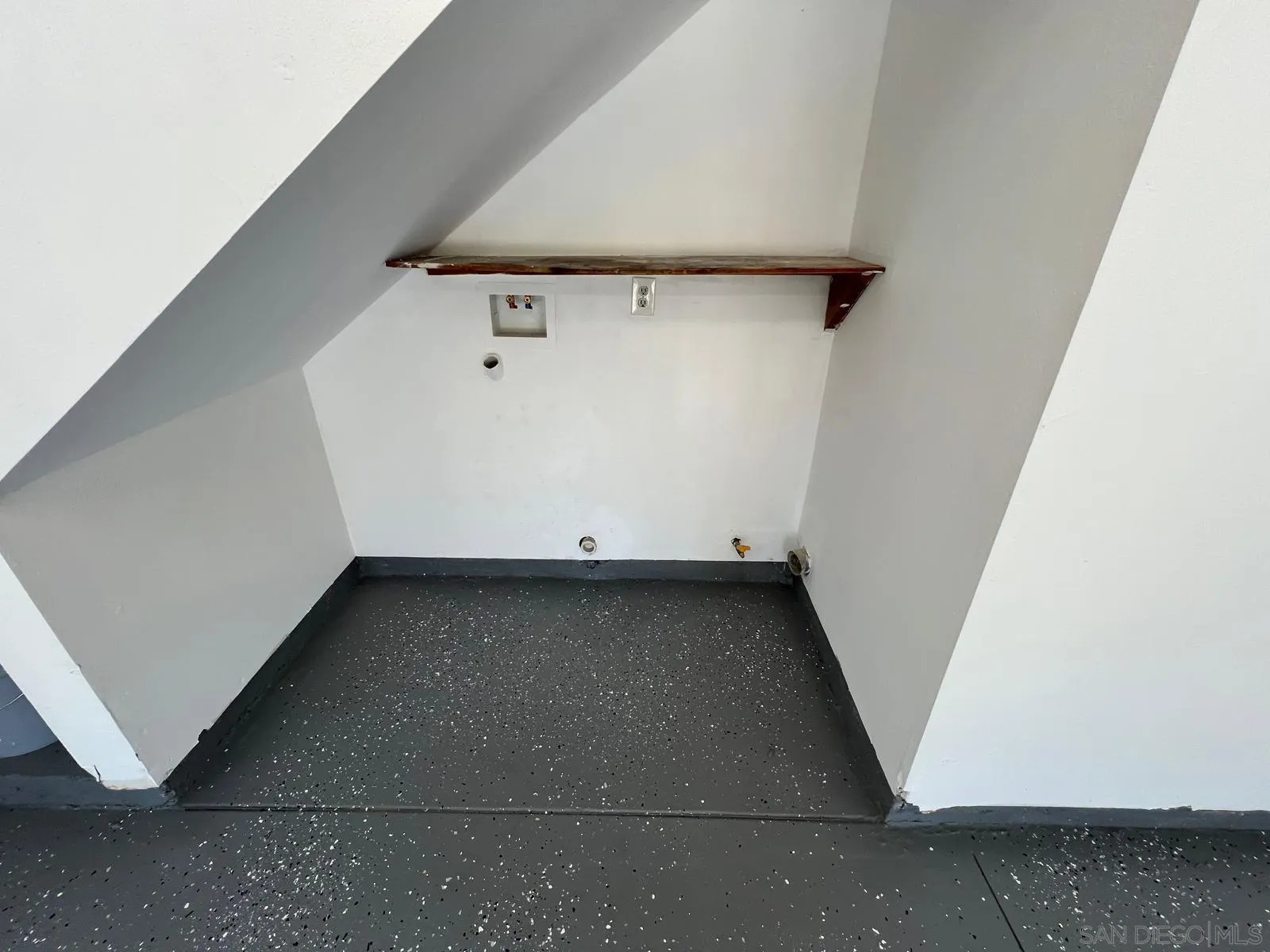https://cdn.realtyfeed.com/cdn/127/260008015/9ee71729ac58ae3fc433a25137836732.webp