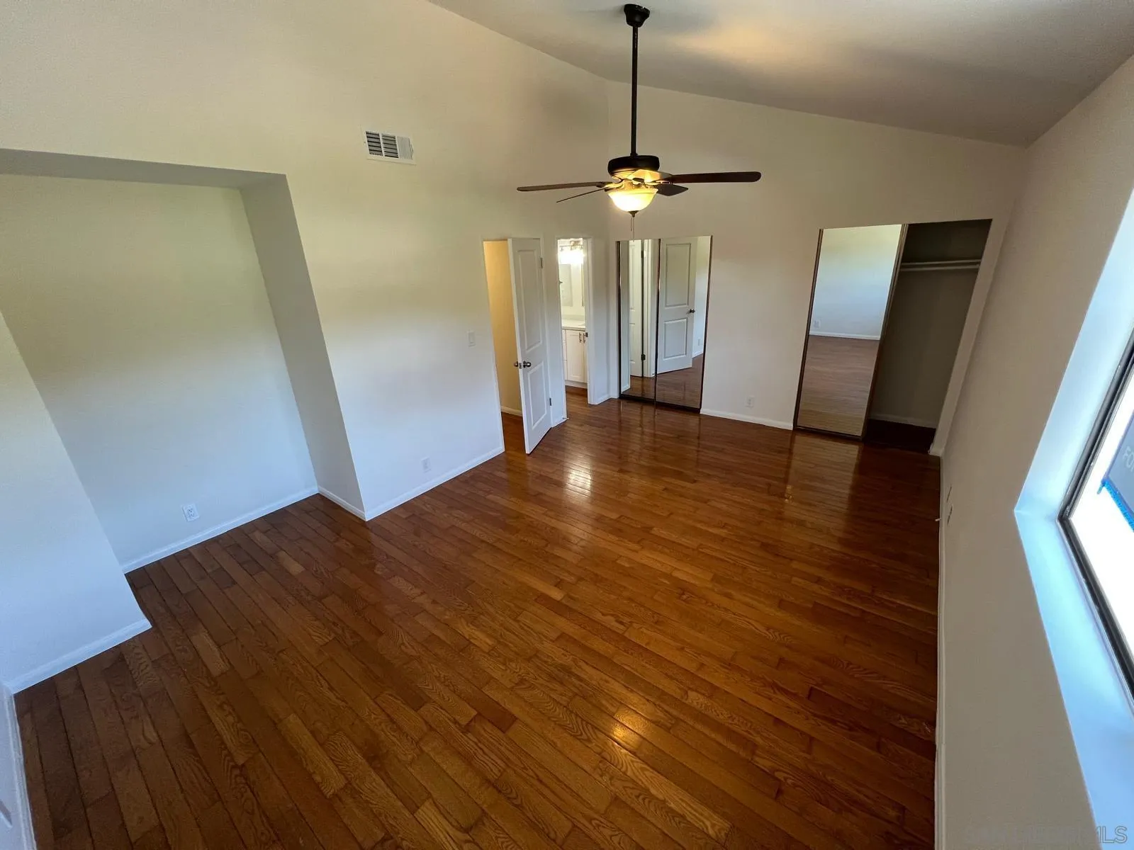 https://cdn.realtyfeed.com/cdn/127/260008015/ade72ce936acaddb8cc6067663ed14b4.webp