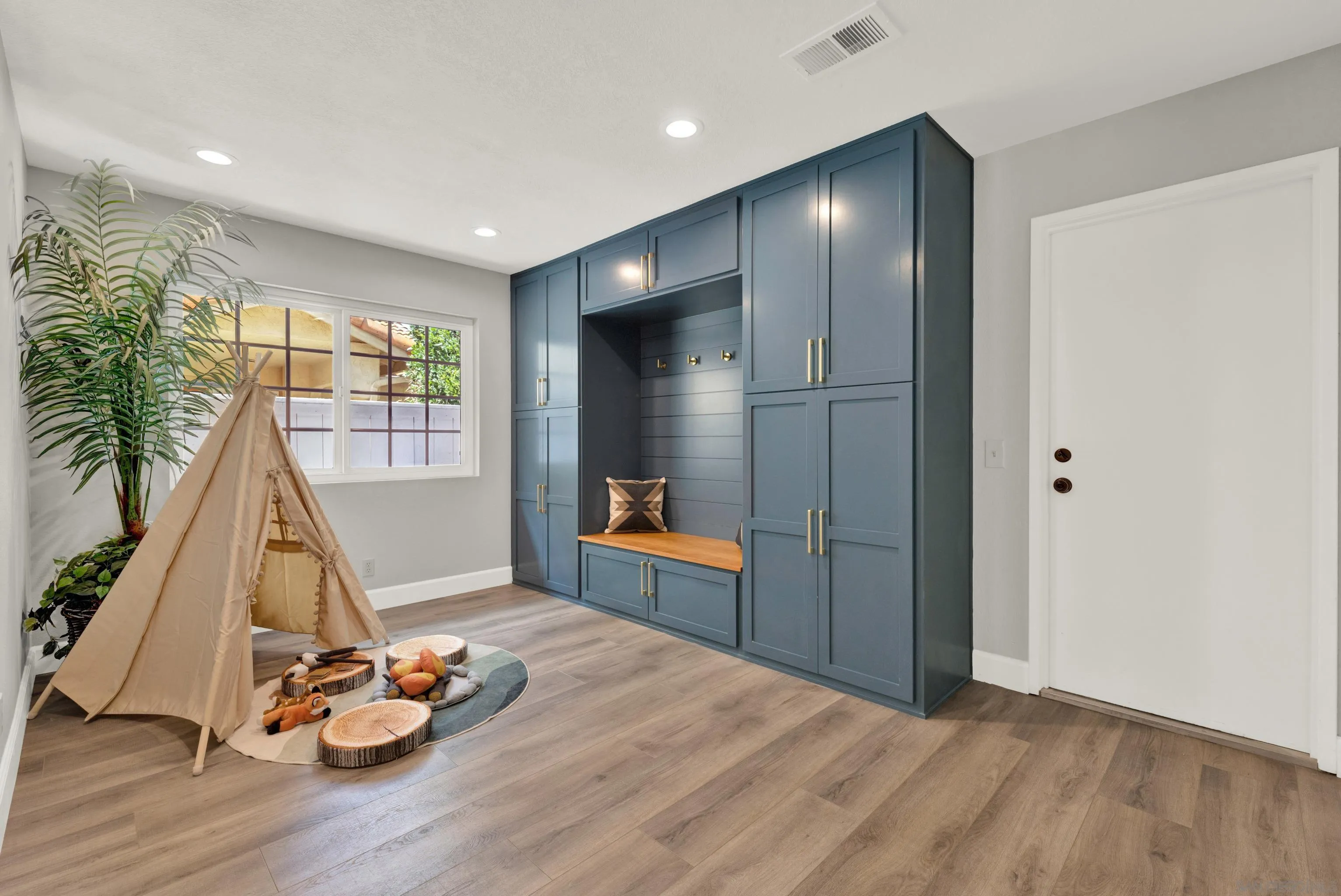 https://cdn.realtyfeed.com/cdn/127/260008040/55c5f55fe129d92656dff494925b664e.webp