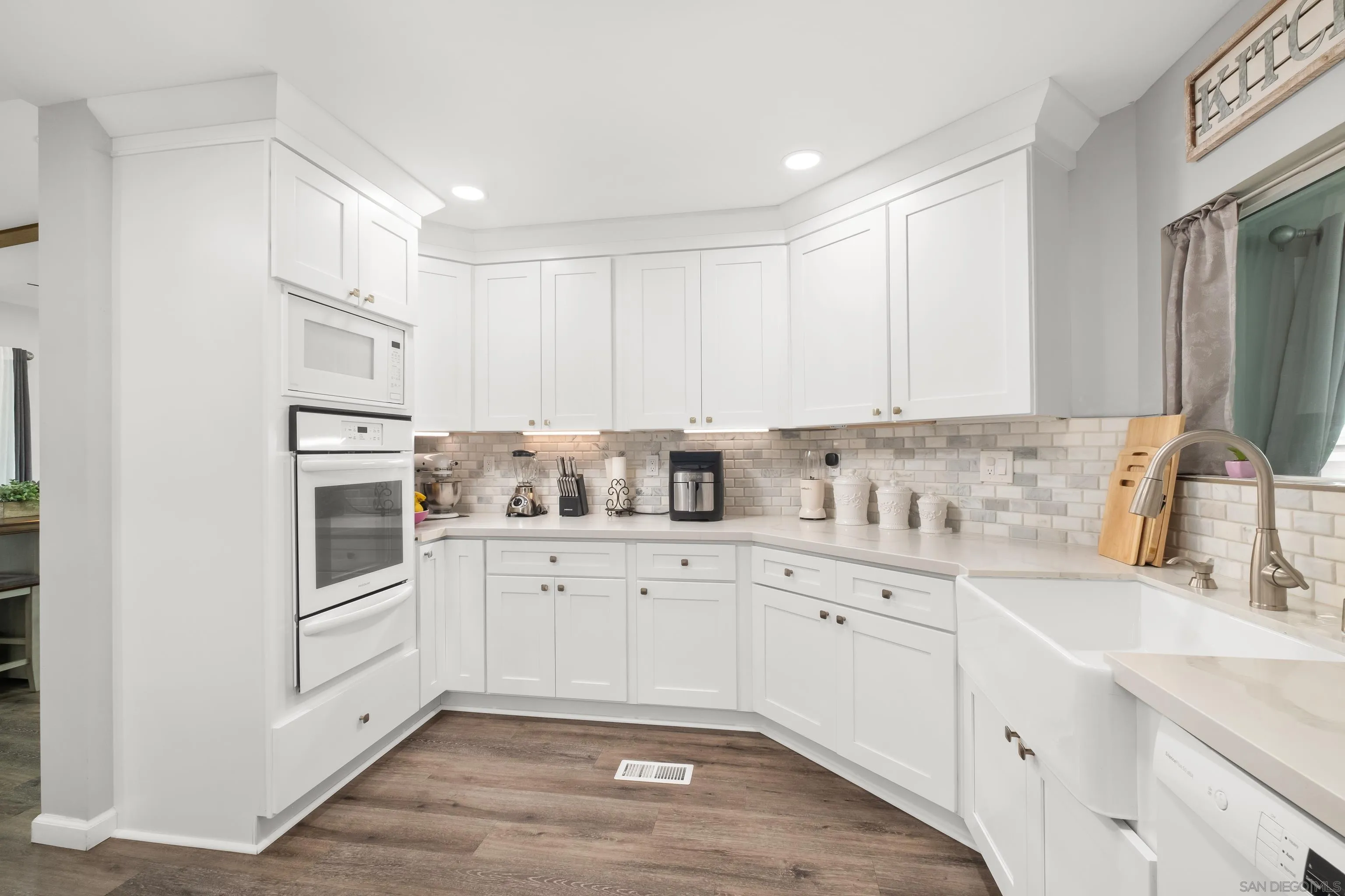 https://cdn.realtyfeed.com/cdn/127/260008043/990f0a616117607f2a27abb40ee56263.webp
