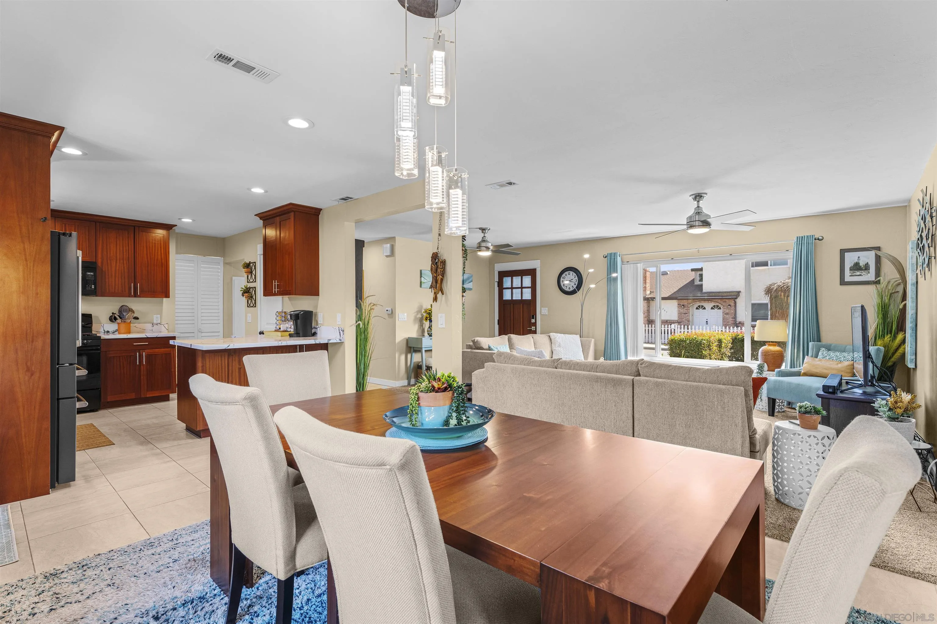 https://cdn.realtyfeed.com/cdn/127/260008048/81874ce8c2a8c2468fbdc5be97666bad.webp