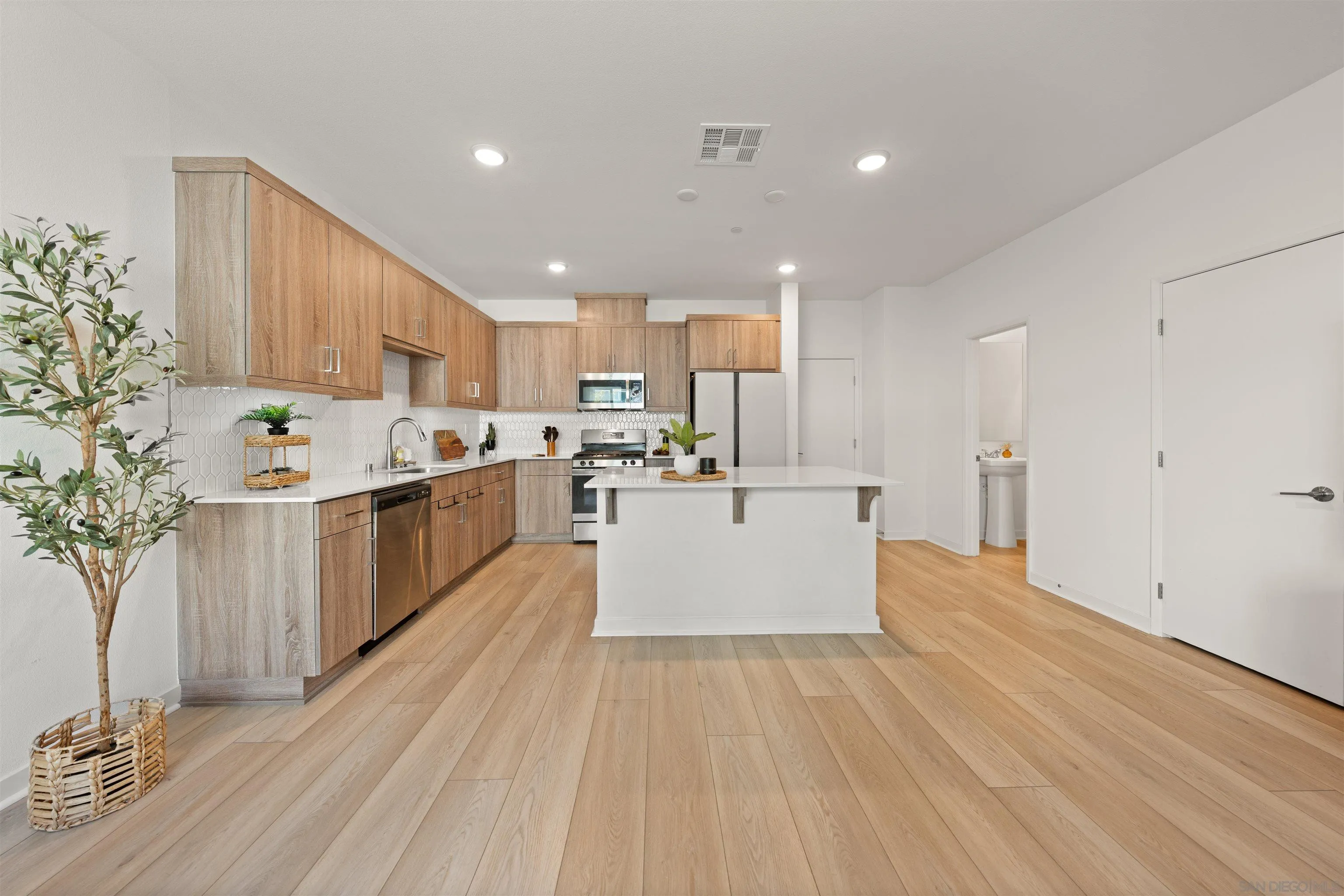 Photo #8: 260008055 Listing: Photo #8