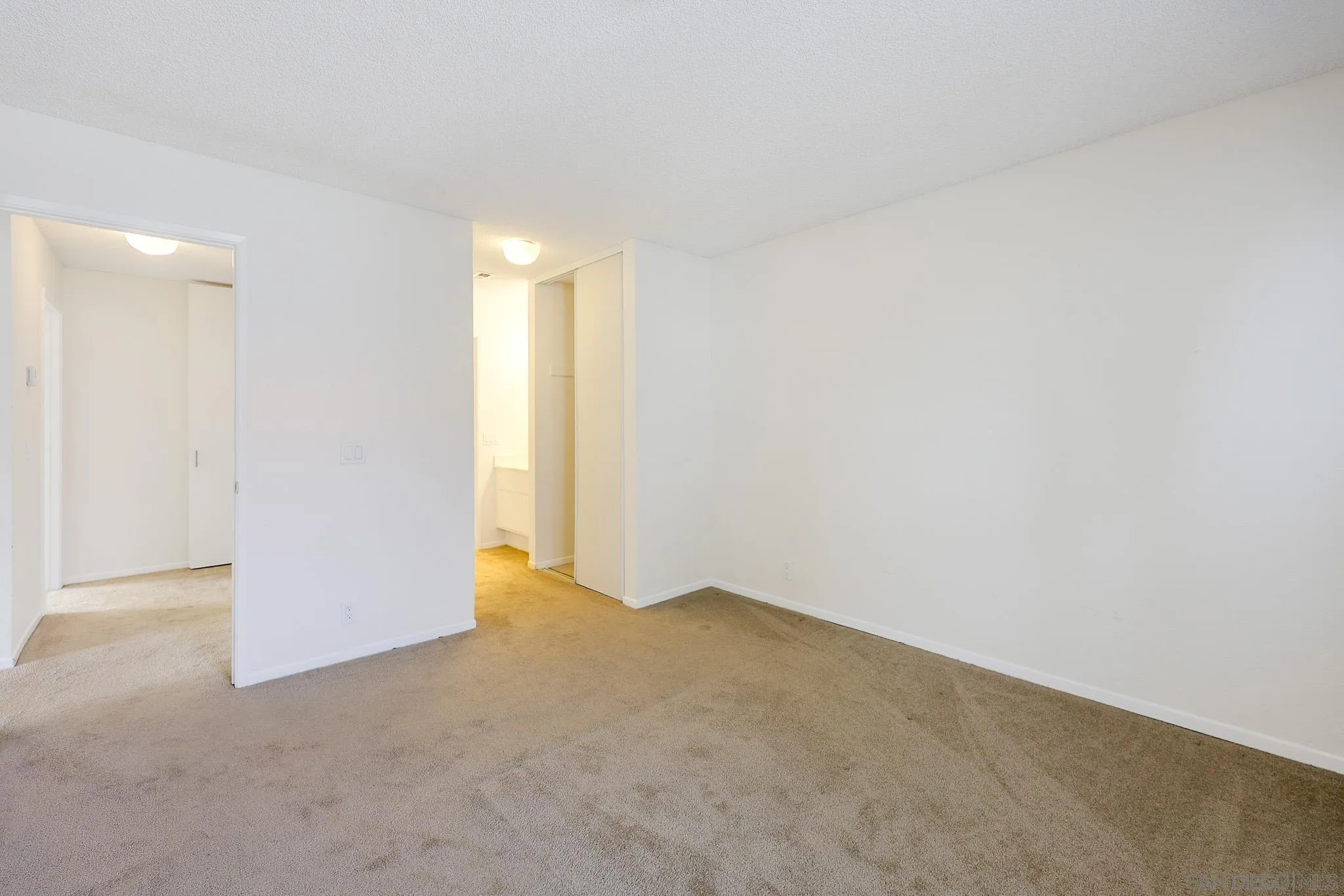https://cdn.realtyfeed.com/cdn/127/260008081/8245cf6aab8da734145c93add745ff34.webp