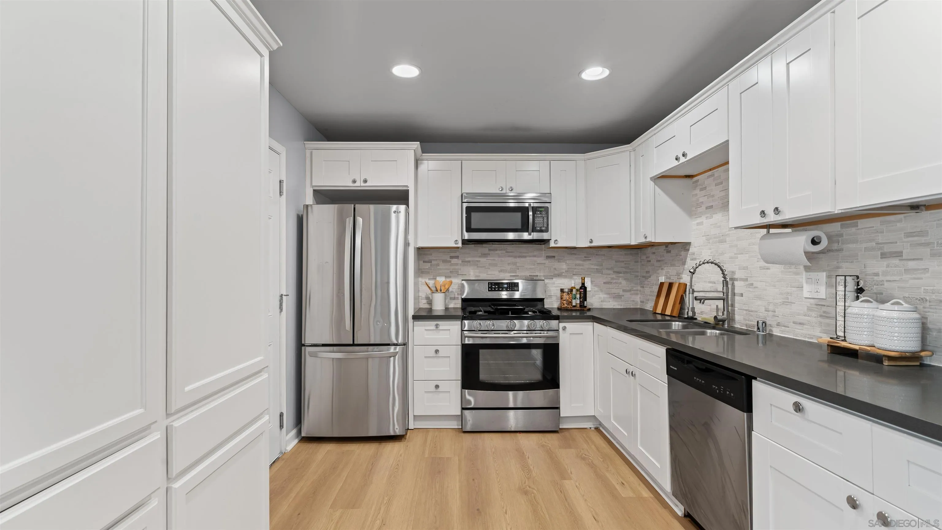 https://cdn.realtyfeed.com/cdn/127/260008093/0466b2445c7e34b582c43464f750a3ef.webp