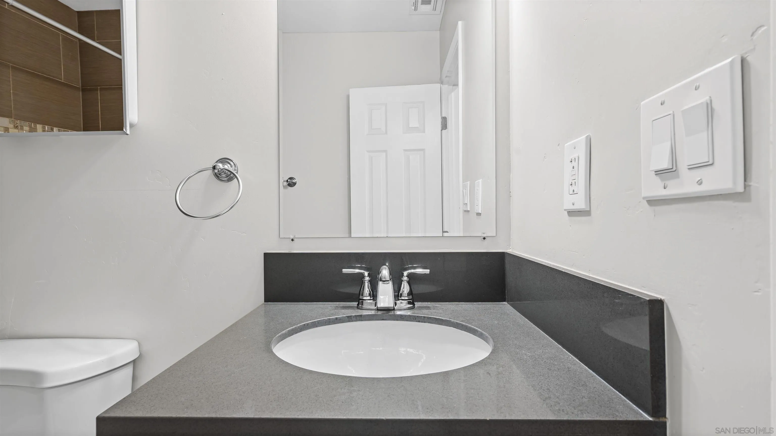 https://cdn.realtyfeed.com/cdn/127/260008093/1b5e03960bdb211464f09d81f069c1a7.webp