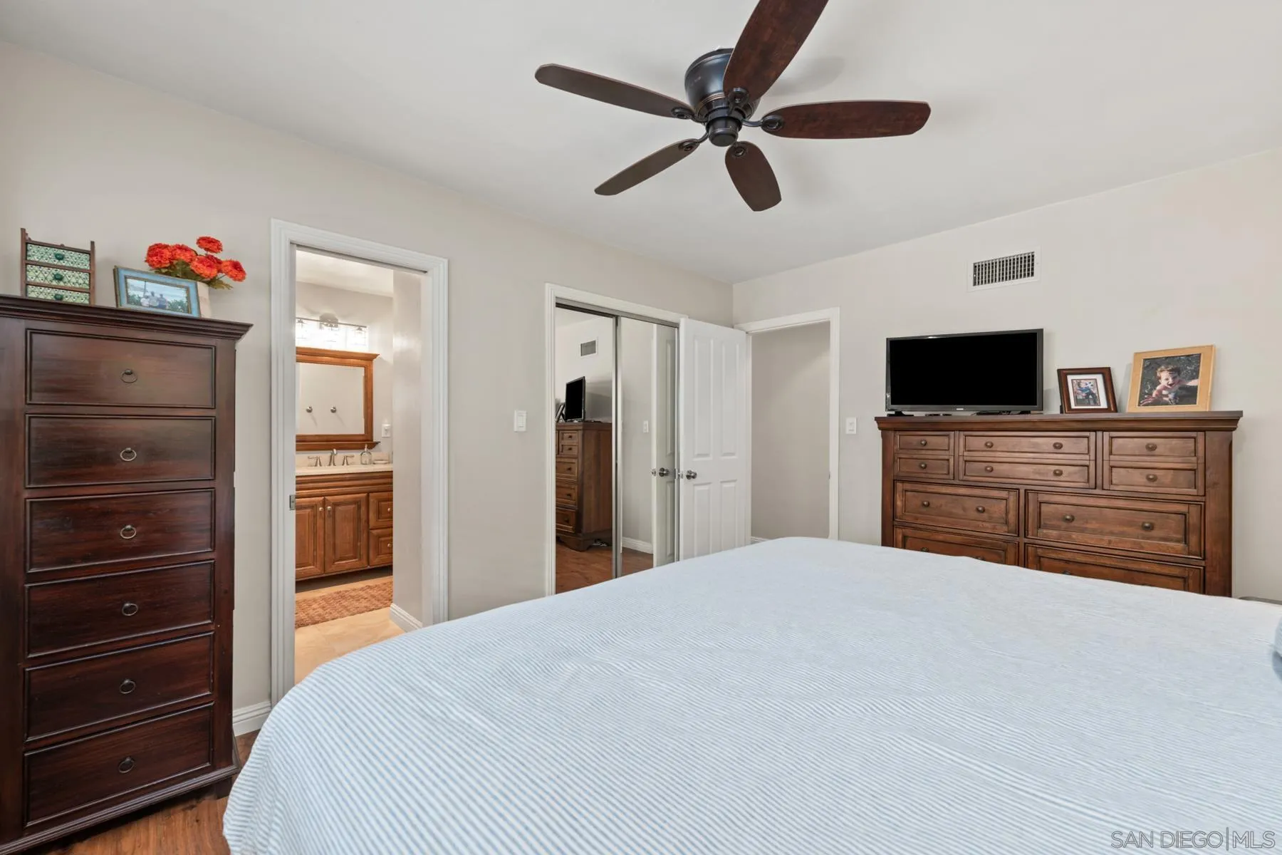 https://cdn.realtyfeed.com/cdn/127/260008101/7c6256d7d9162253bb95e8c26f763c71.webp