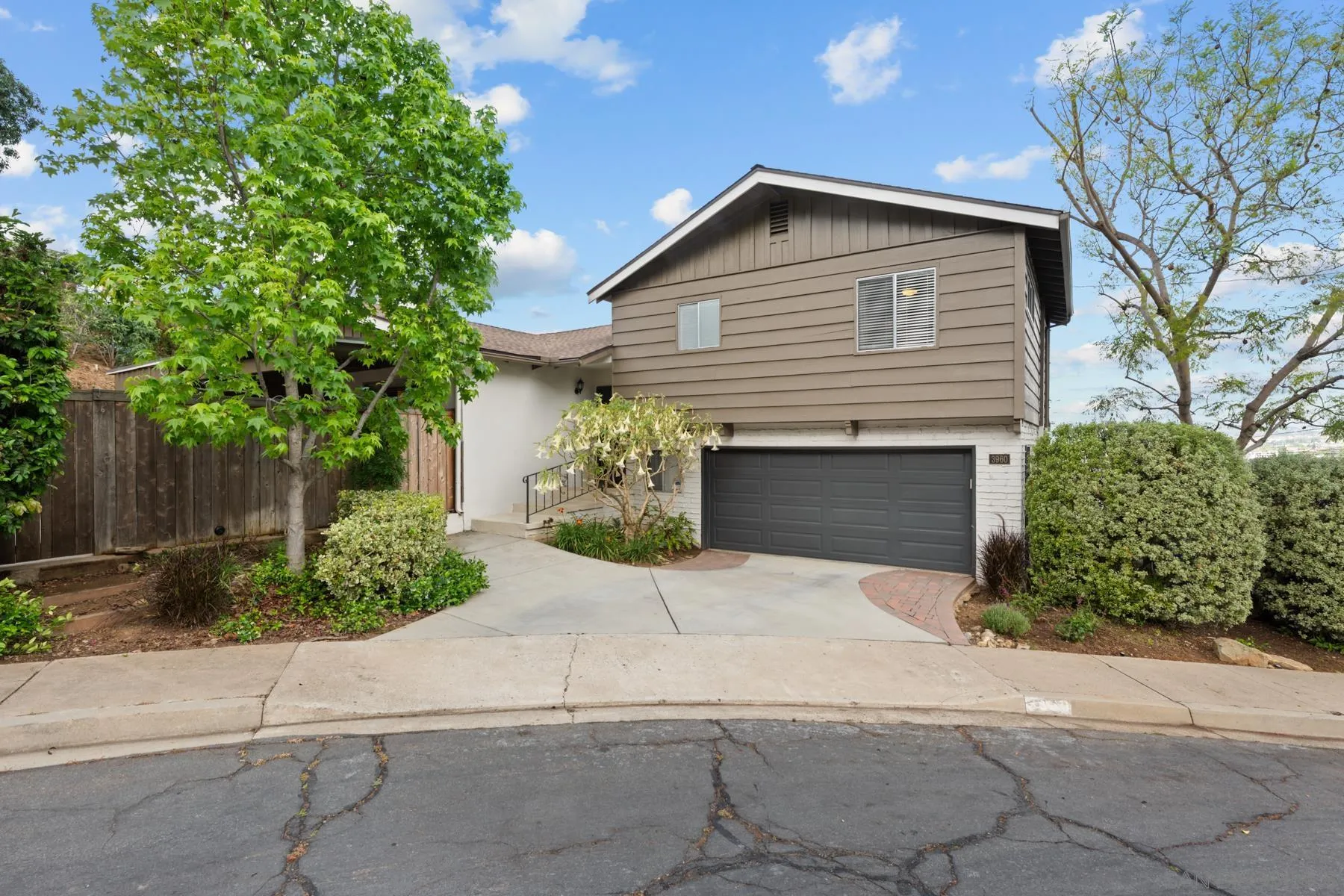 https://cdn.realtyfeed.com/cdn/127/260008101/a9e437556e3f1ca606c88bcc428c1b21.webp