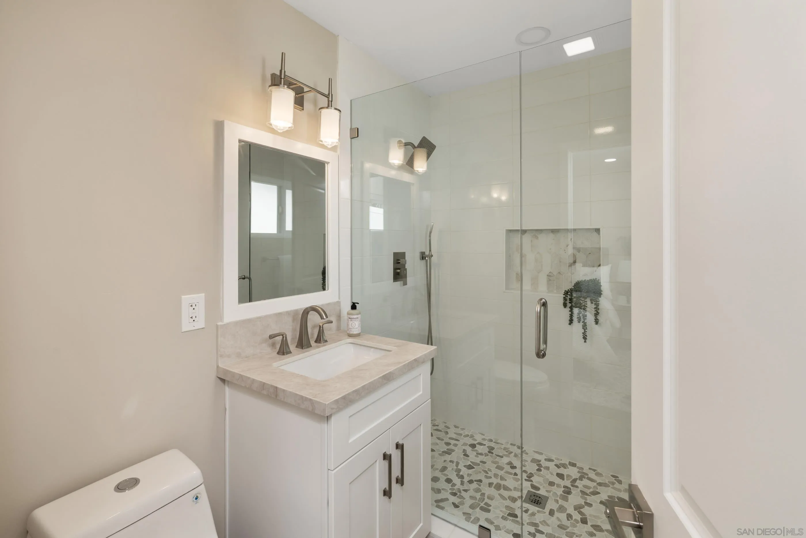 https://cdn.realtyfeed.com/cdn/127/260008104/8e2d37f060ceb294bfdd3696b1e17b19.webp