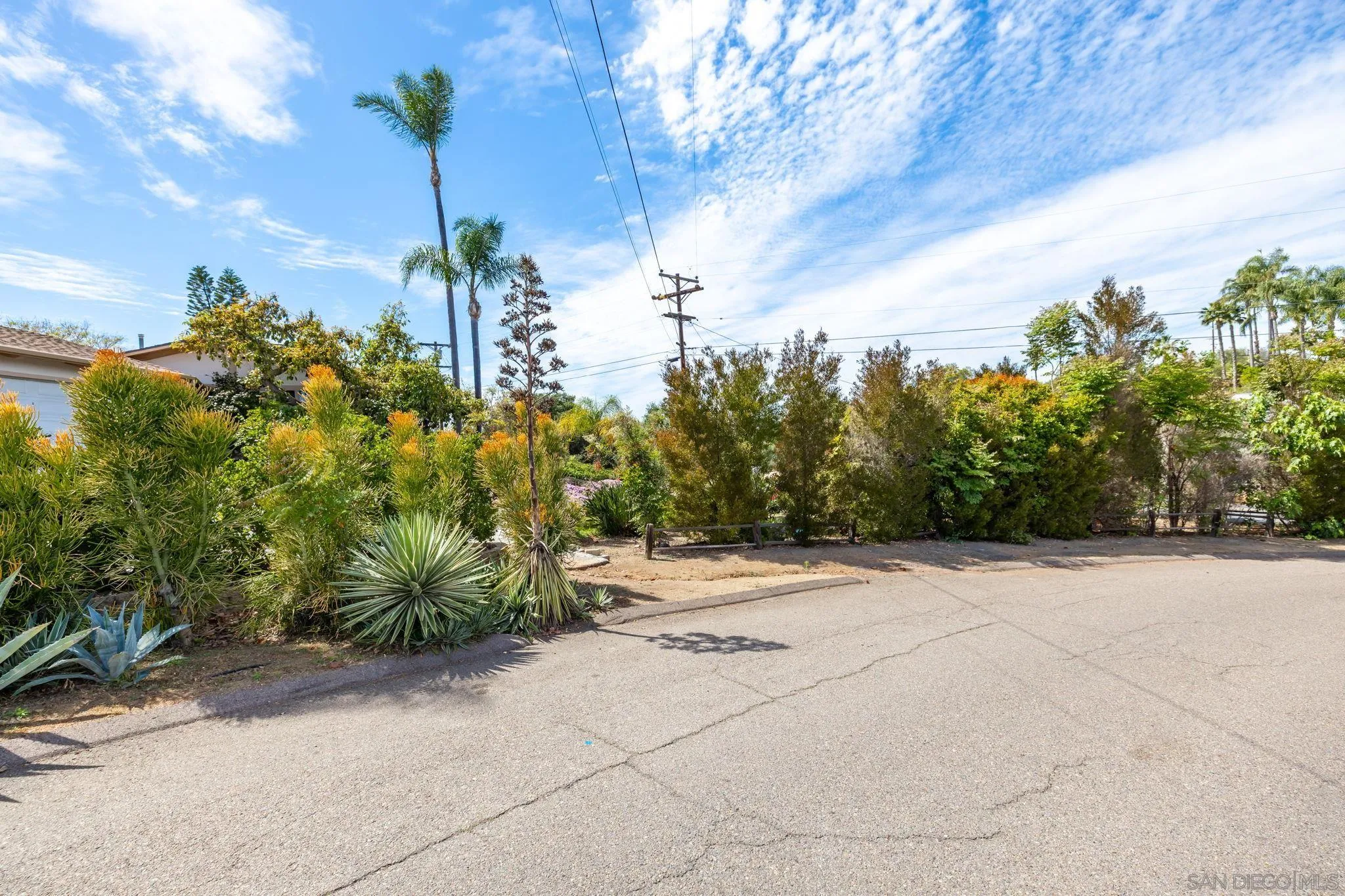 https://cdn.realtyfeed.com/cdn/127/260008109/c42b7b2652a4fd1fb44d67f5923954ec.webp