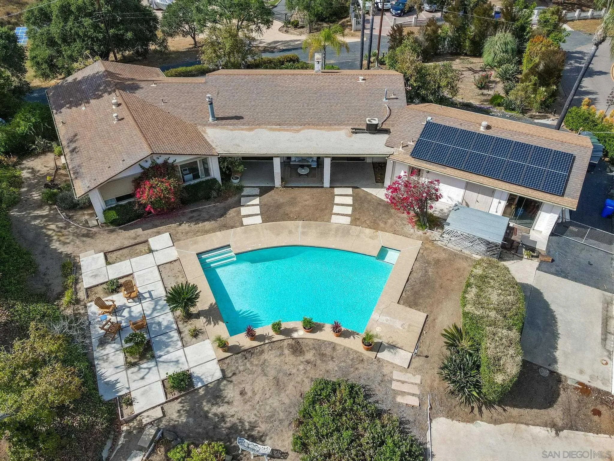 https://cdn.realtyfeed.com/cdn/127/260008109/decff0cced31dc584acb71c3e85417d2.webp