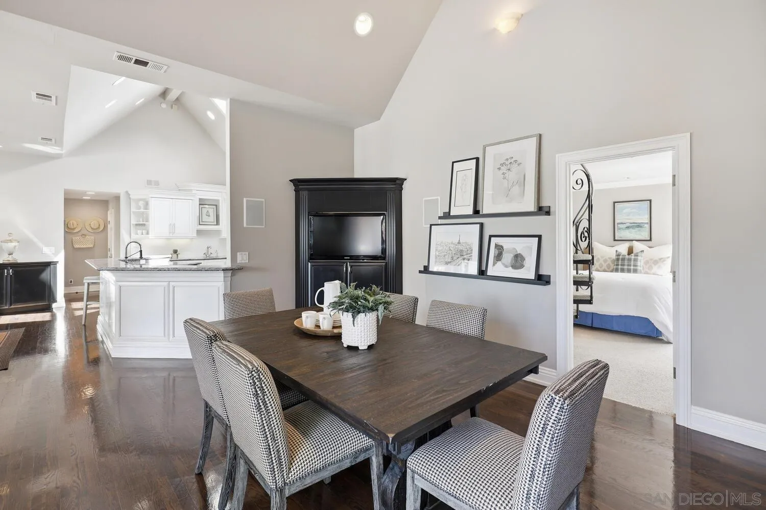 https://cdn.realtyfeed.com/cdn/127/260008111/ca0e304d6cdd43b258efd1c86025bf58.webp